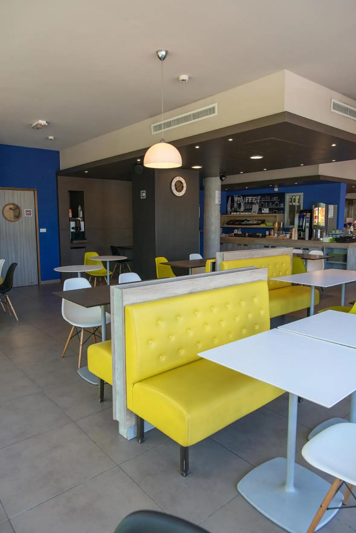 Seating area in Ibis Budget Archamps Porte de Genève