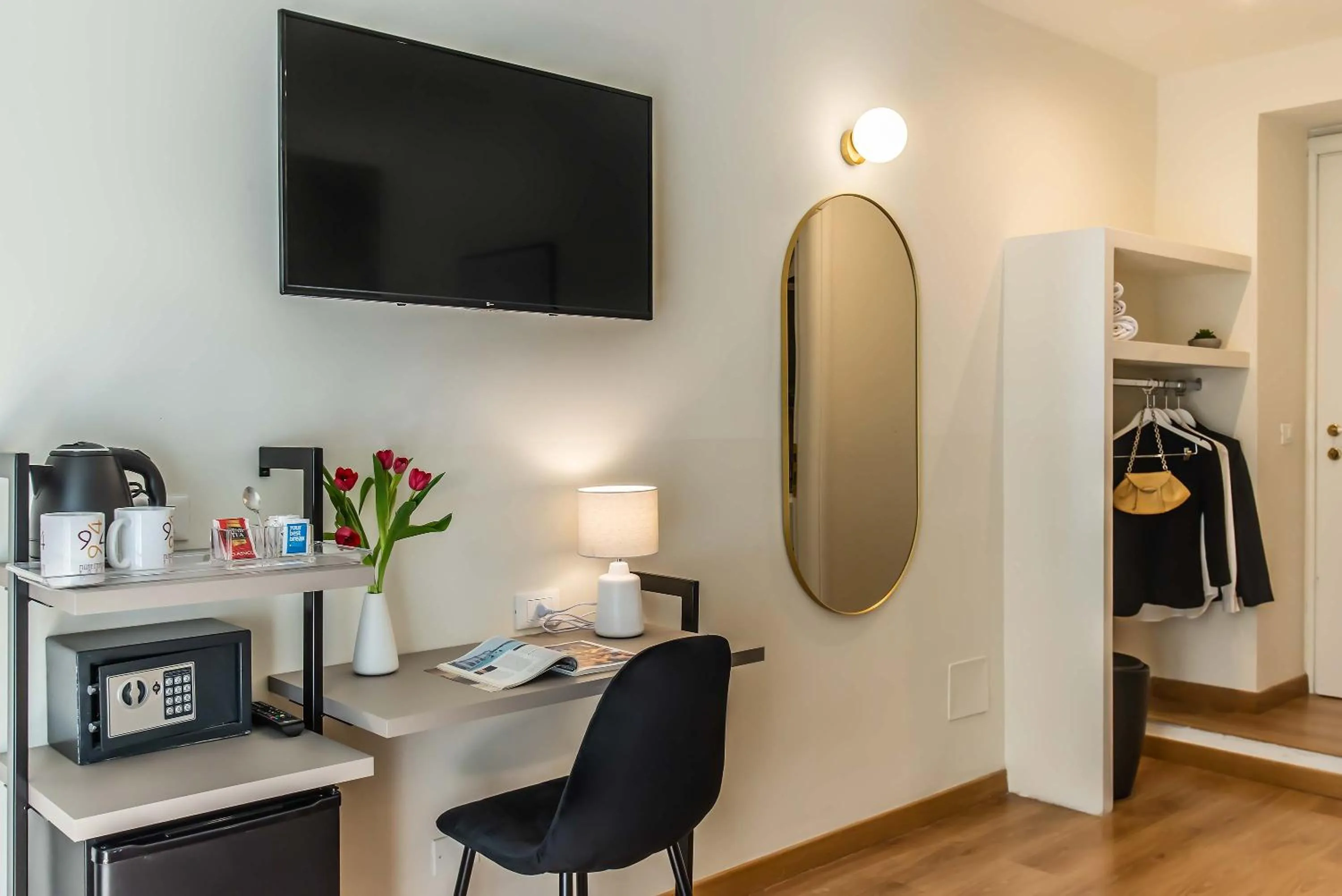 TV and multimedia in 94Rooms Vatican Guest House- Scipioni