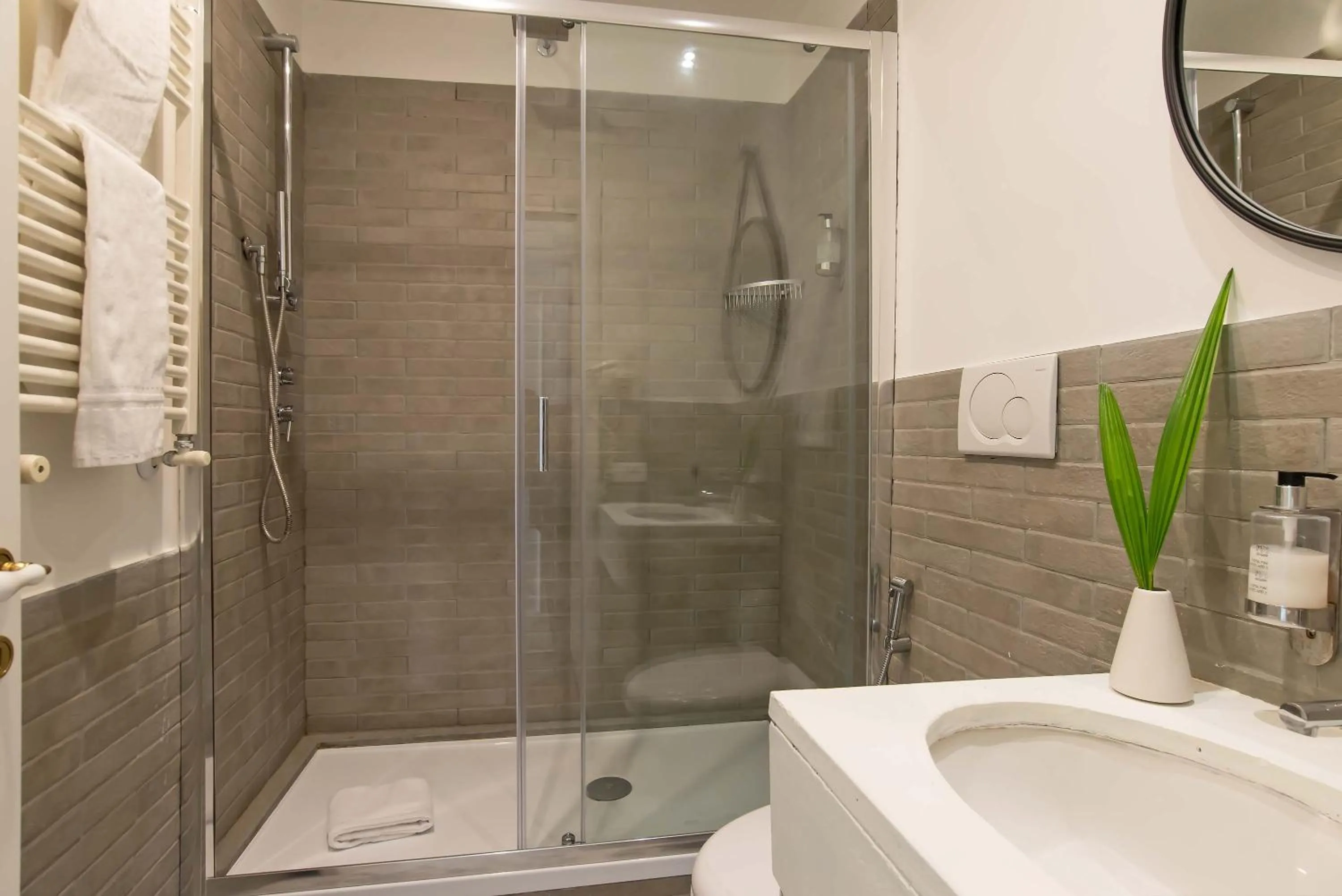 Shower in 94Rooms Vatican Guest House- Scipioni