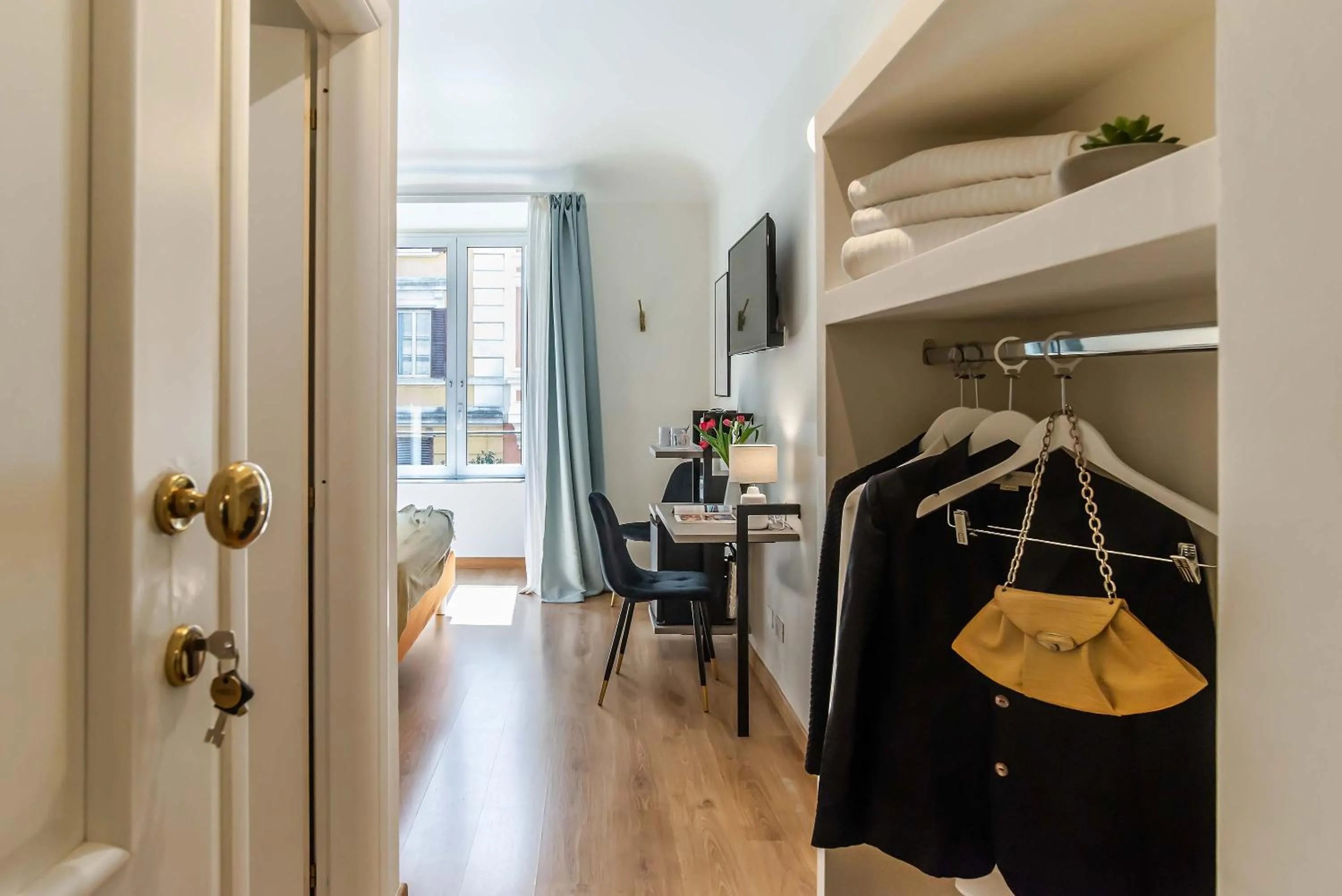 wardrobe in 94Rooms Vatican Guest House- Scipioni