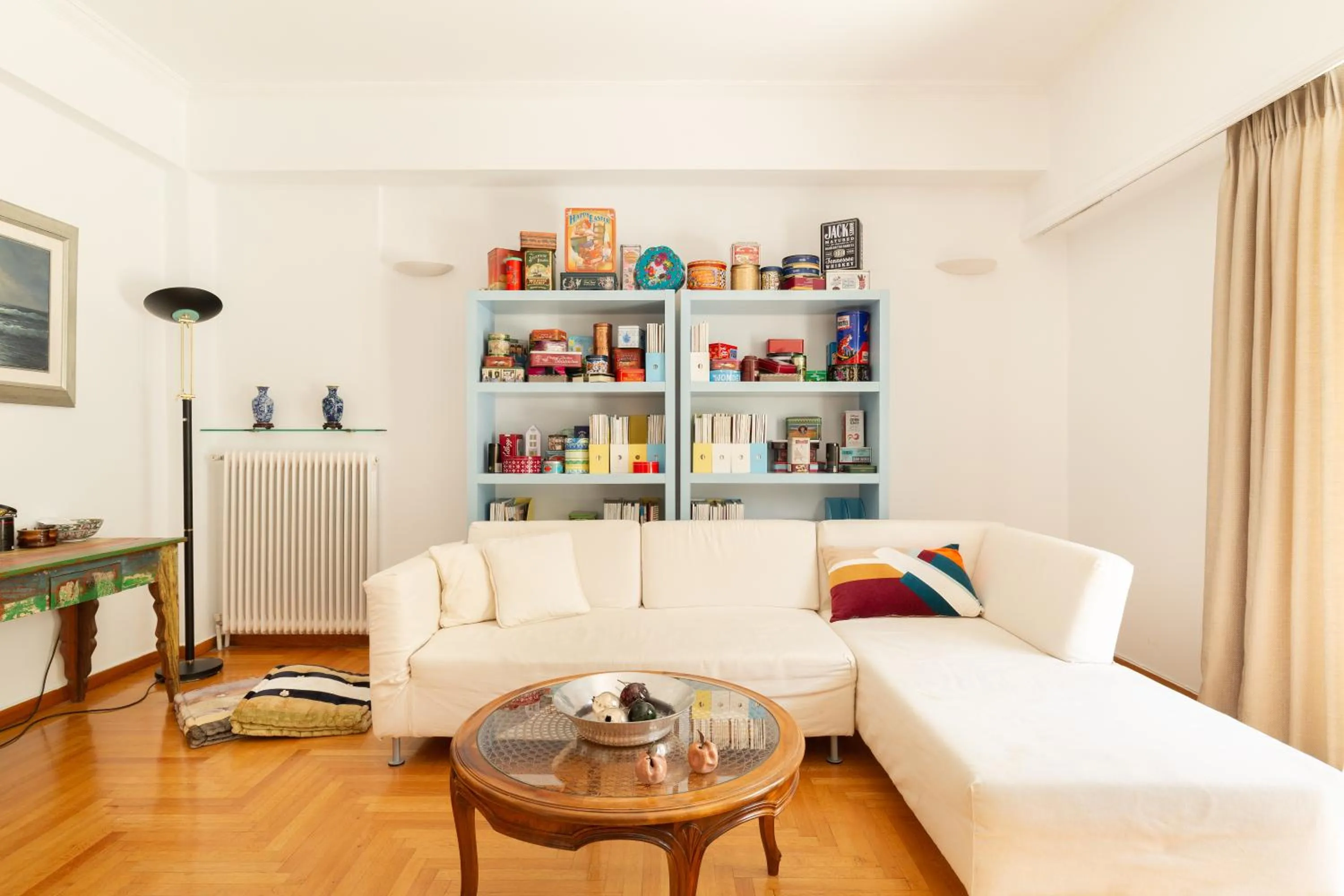 Living room in Vibrant in Pangrati by Athenian Homes