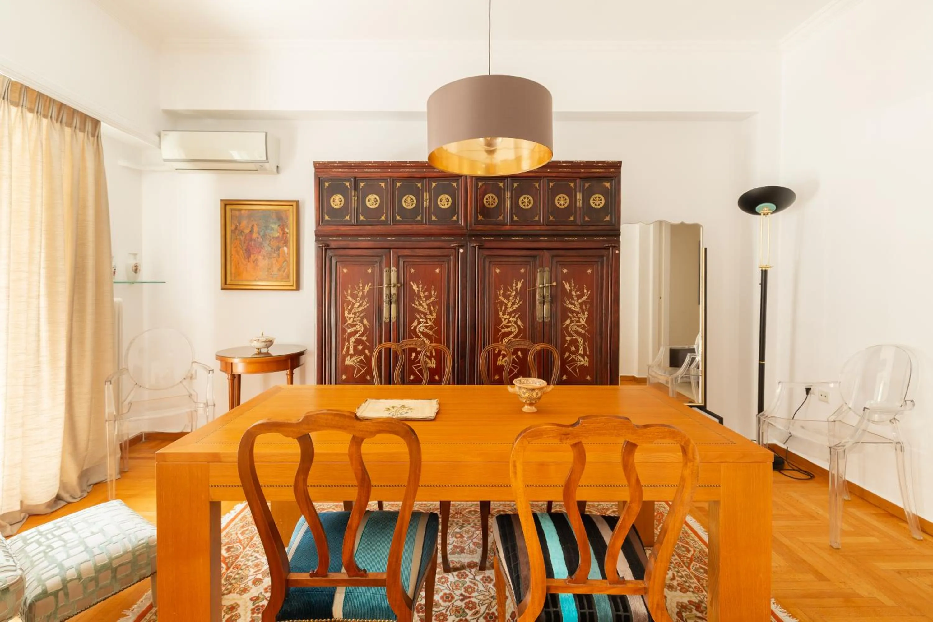Dining area in Vibrant in Pangrati by Athenian Homes