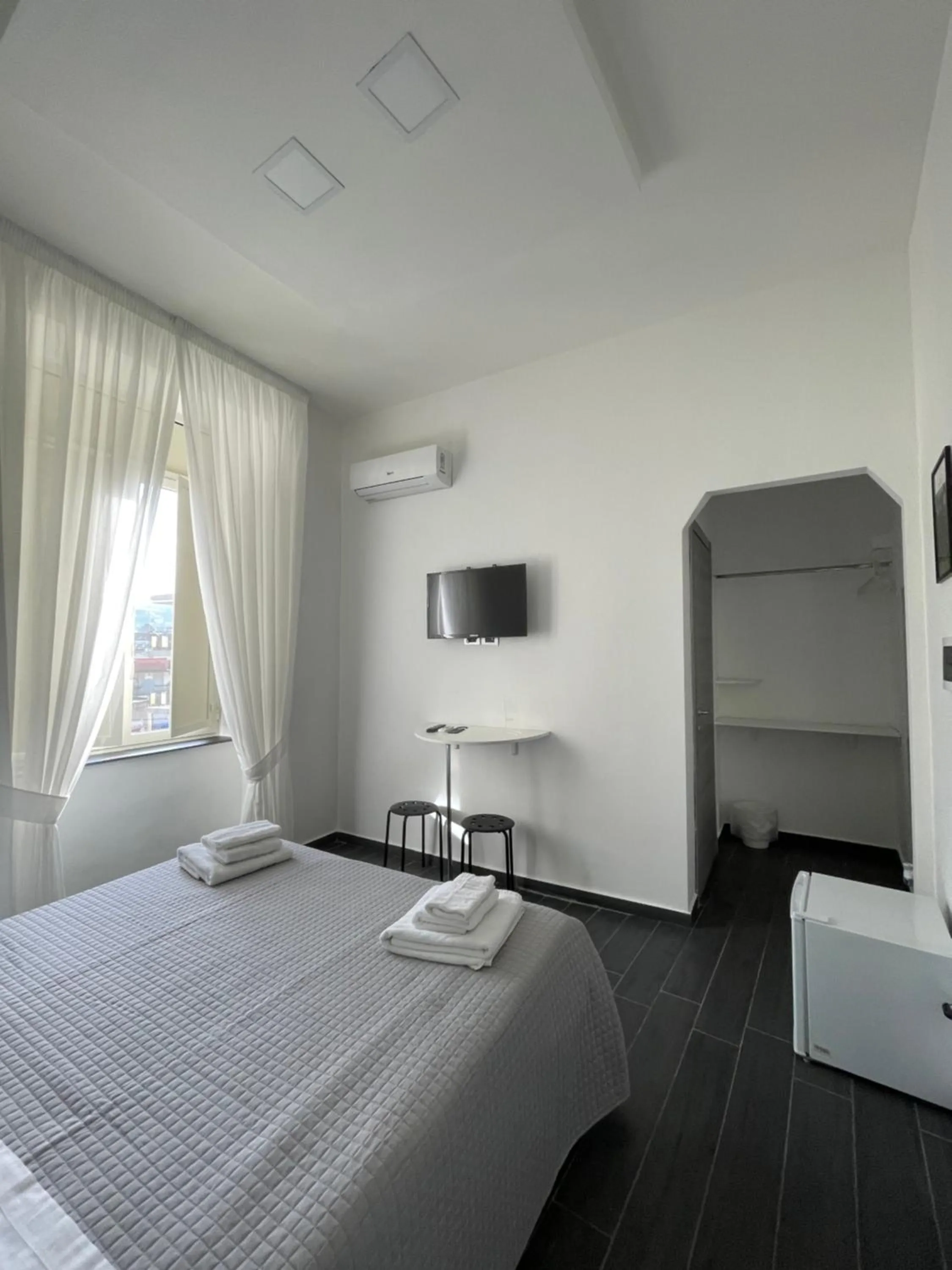 TV and multimedia in Le Porte di Napoli - Rooms