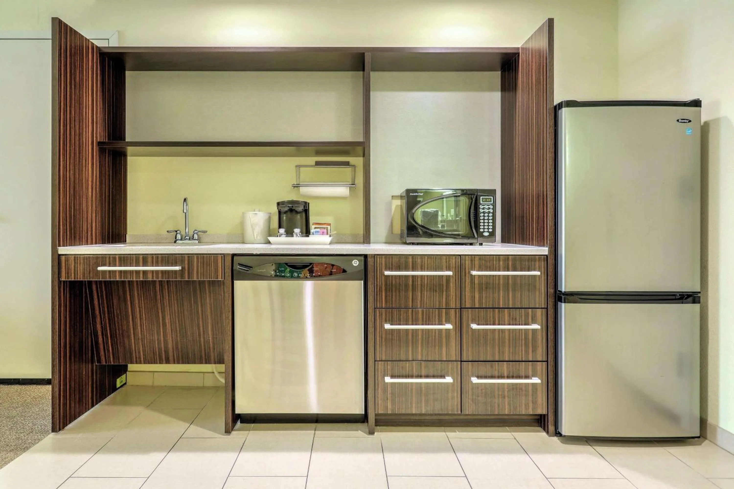 Kitchen or kitchenette in Home2 Suites by Hilton Erie