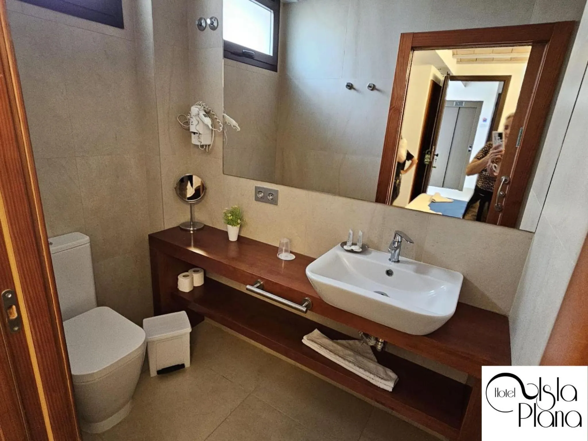 Shower in HOTEL ISLA PLANA