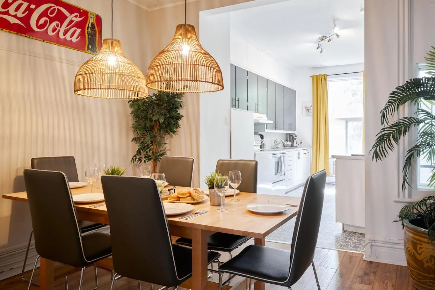 Dining area in MtlVacationRentals - MTL ZOO
