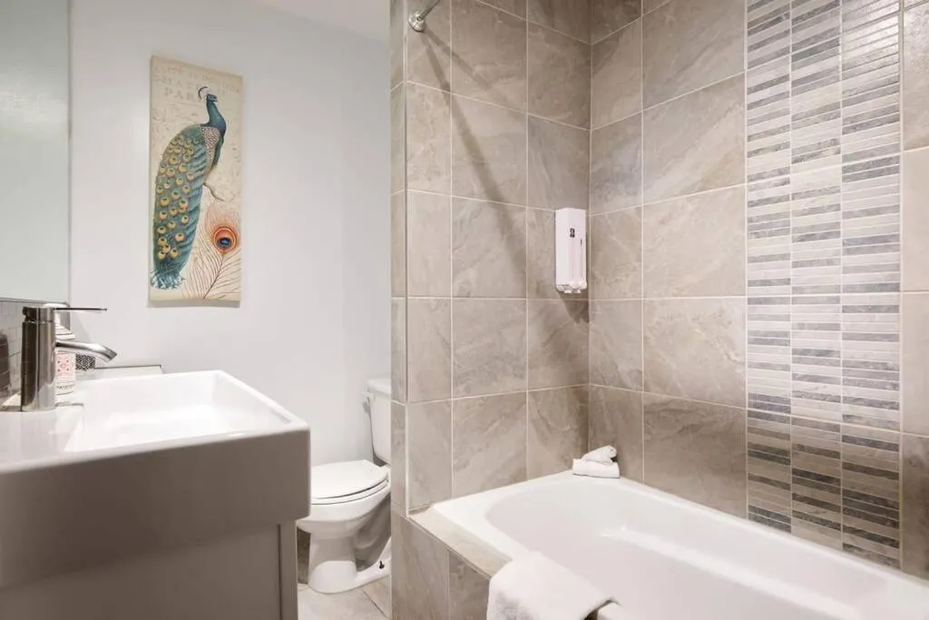 Shower in MtlVacationRentals - MTL ZOO