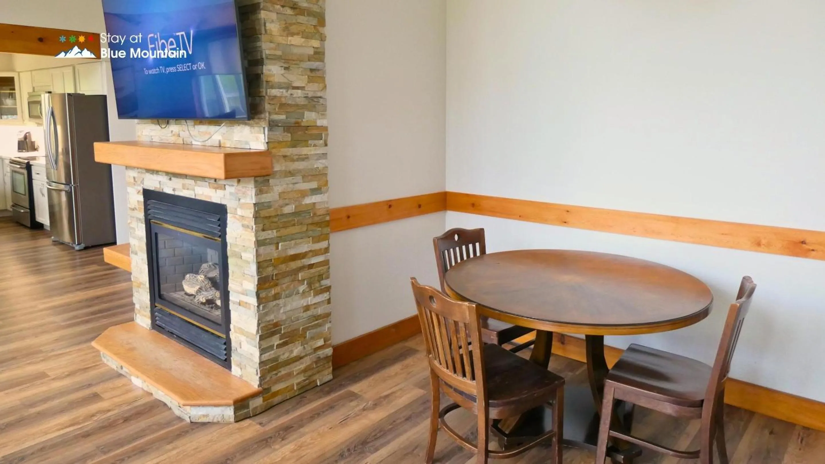 Living room in Summit Ridge 1