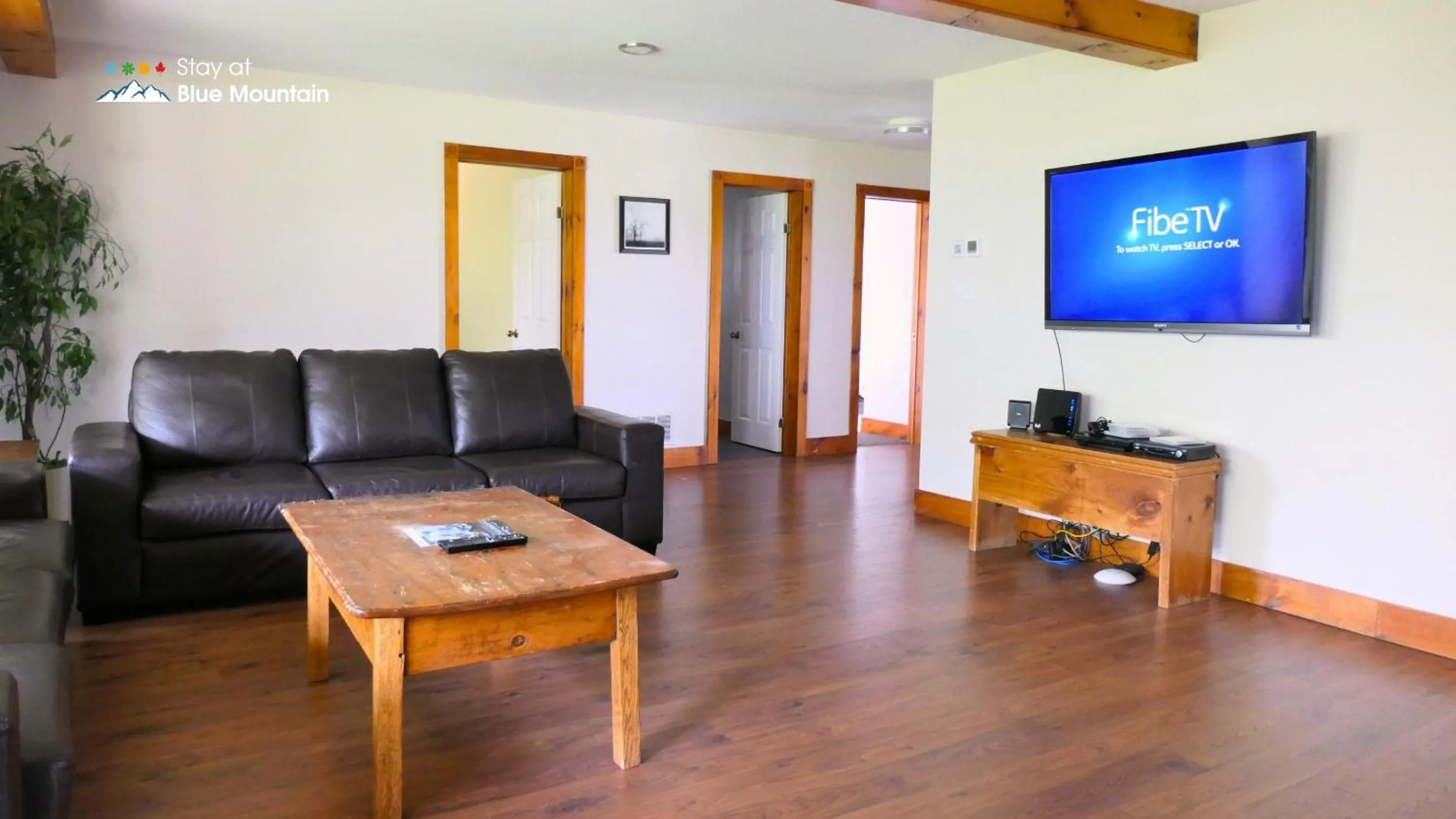 Living room in Summit Ridge 1