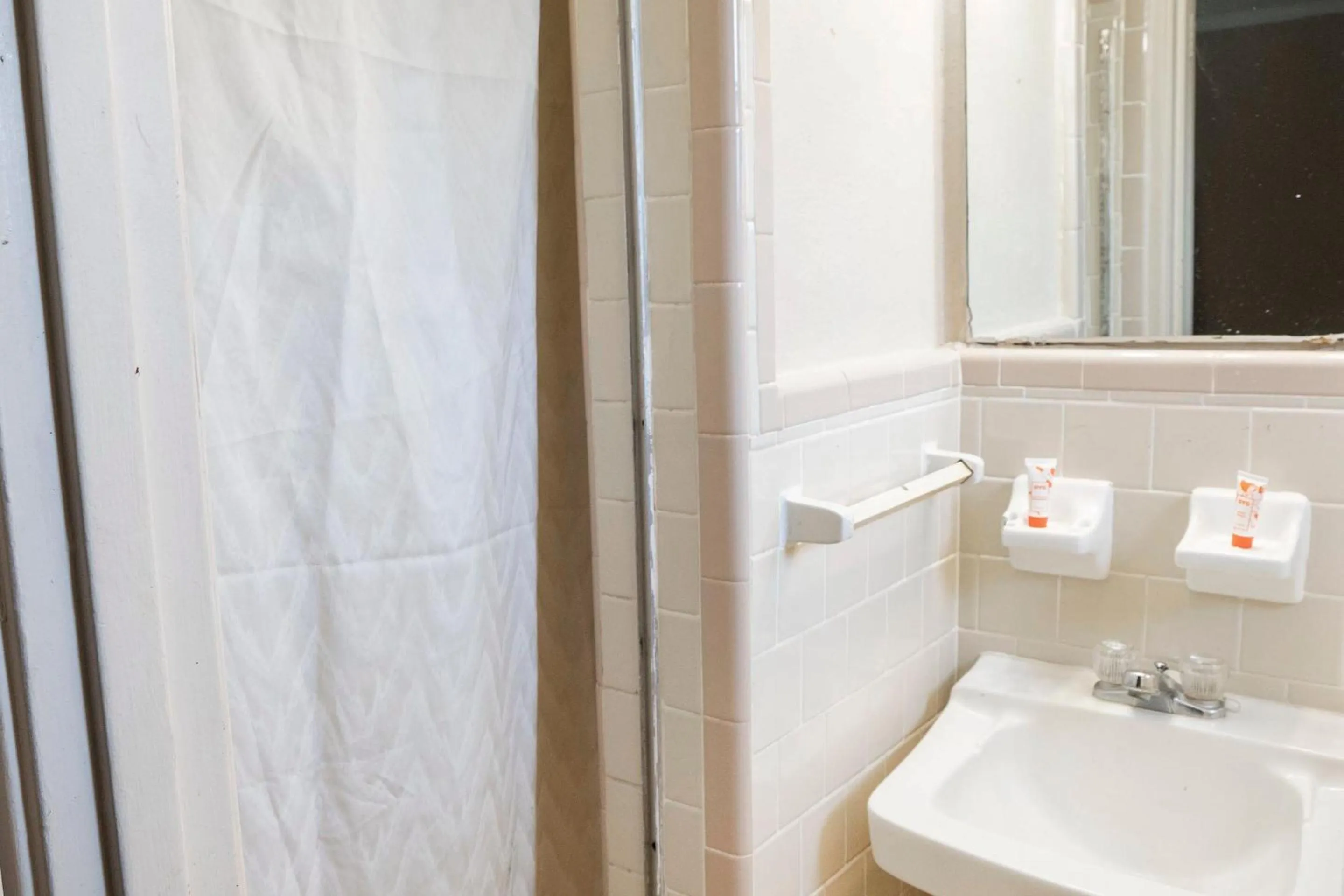 Bathroom in OYO Hotel Opp AL, Floral Hwy