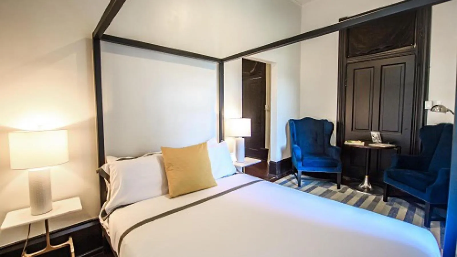 Seating area, Bed in Hotel Giles