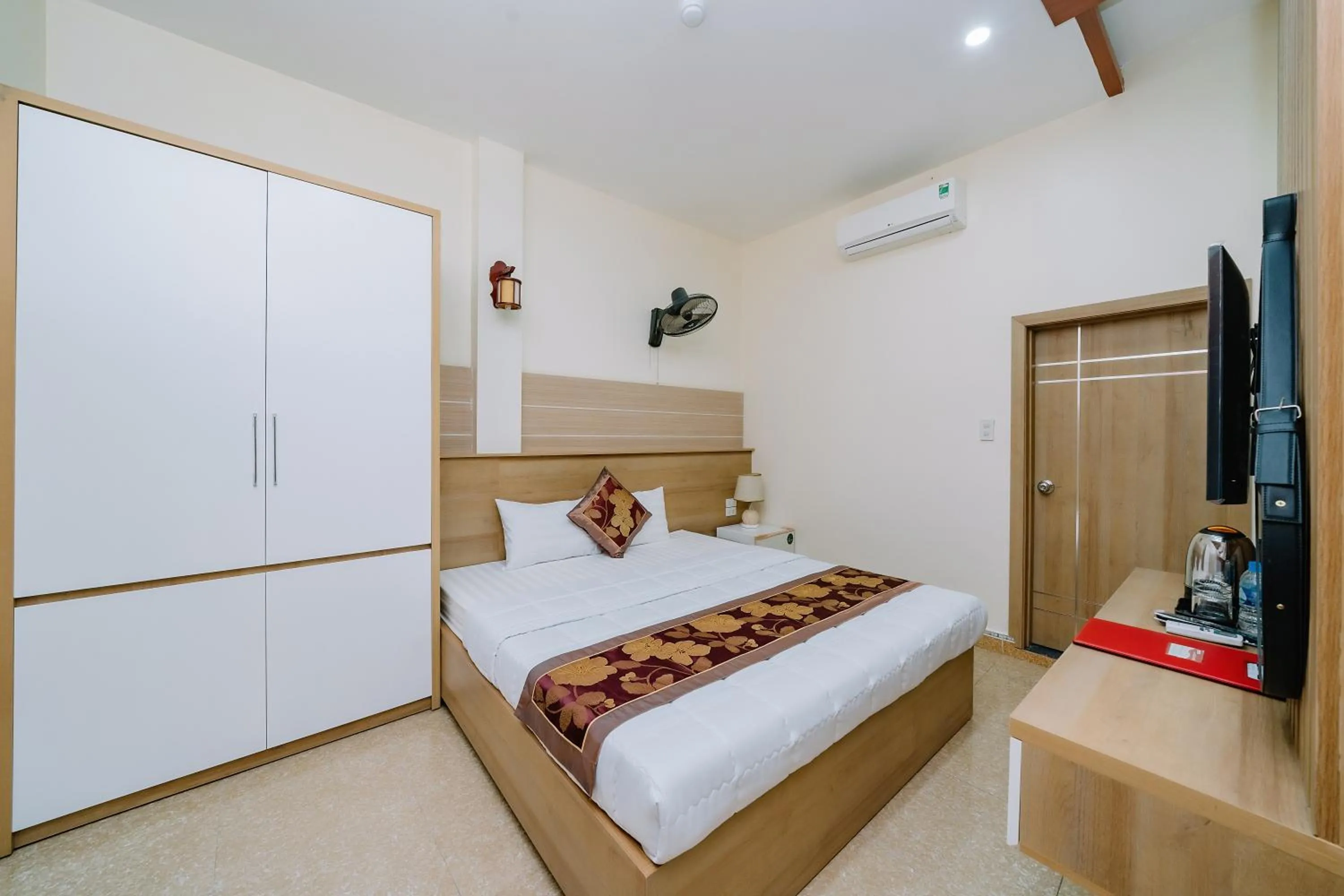 Bed in My Ngoc Hotel