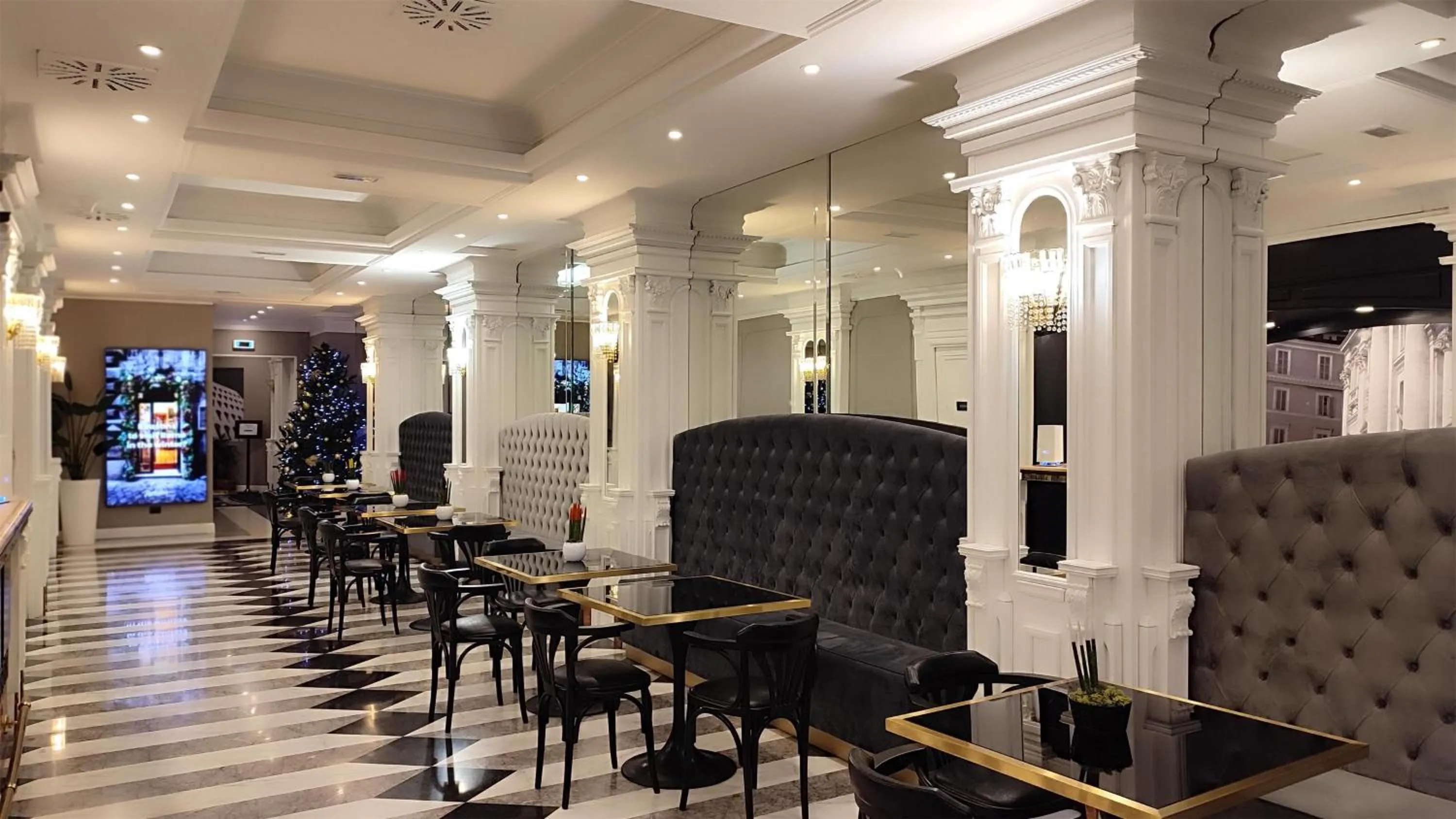 Lobby or reception in Radisson Blu GHR Rome