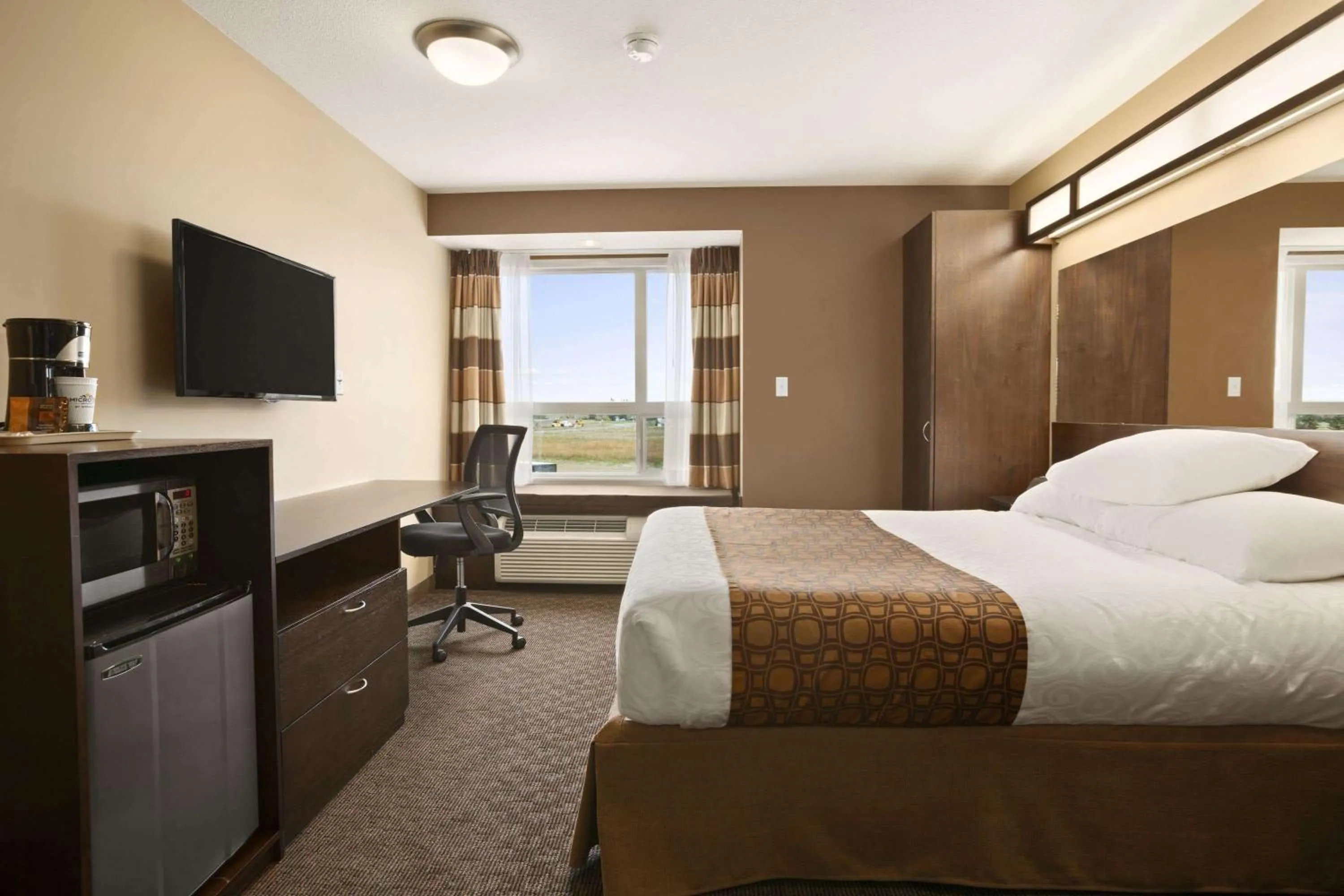 Photo of the whole room, Bed in Microtel Inn & Suites by Wyndham Blackfalds