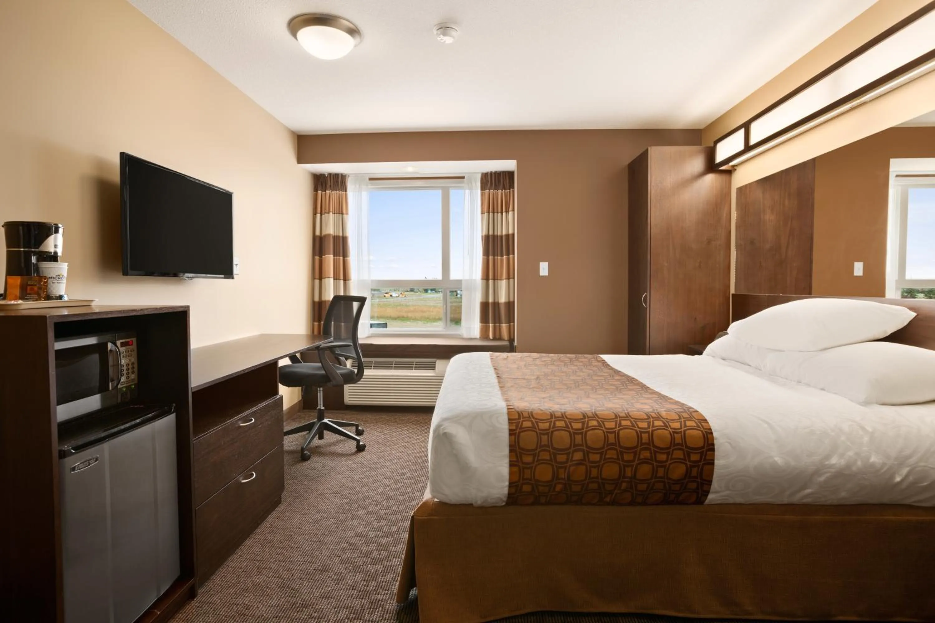Photo of the whole room, Bed in Microtel Inn & Suites by Wyndham Blackfalds