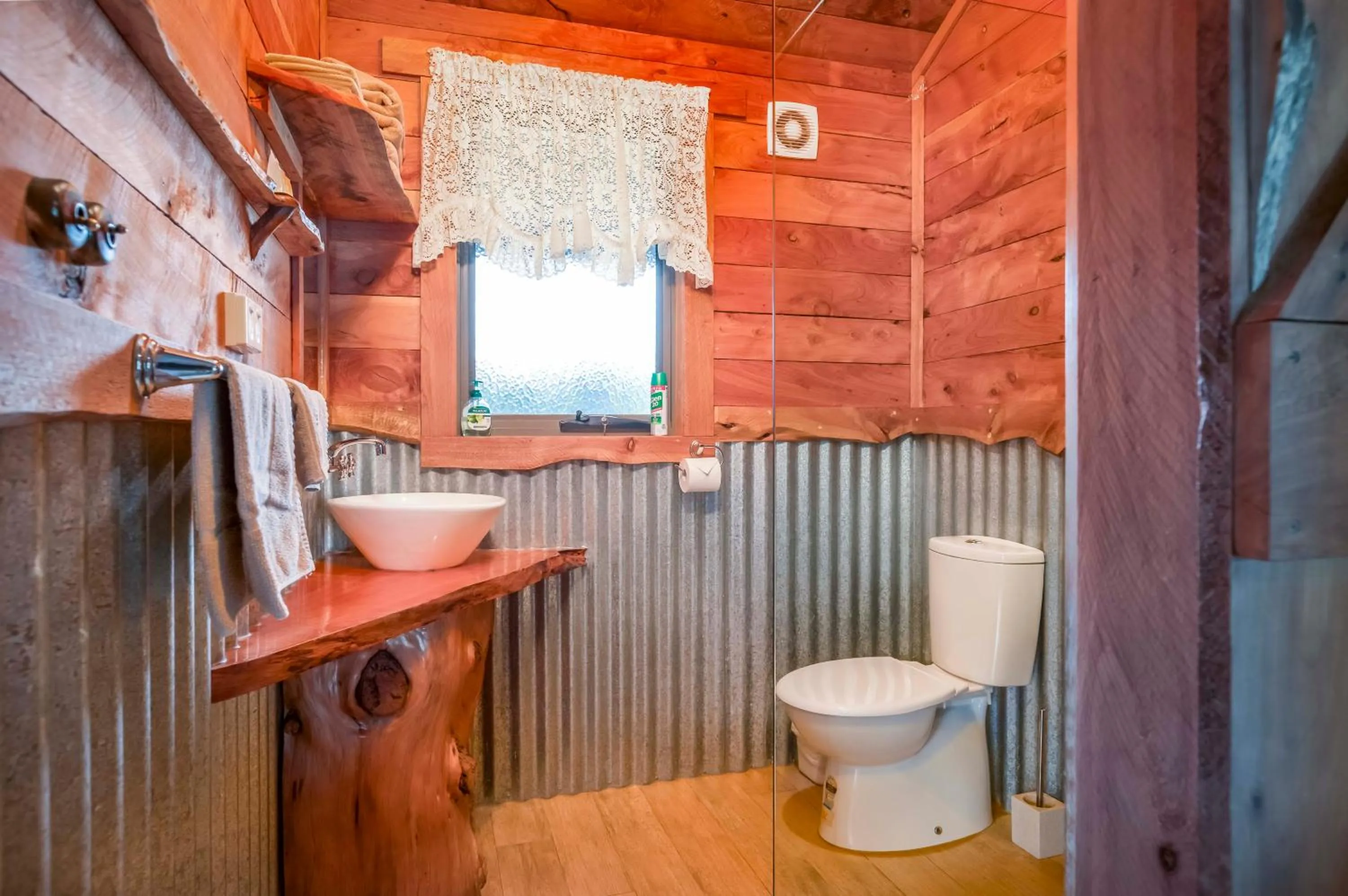Bathroom in Rustic Hut Bush Retreat