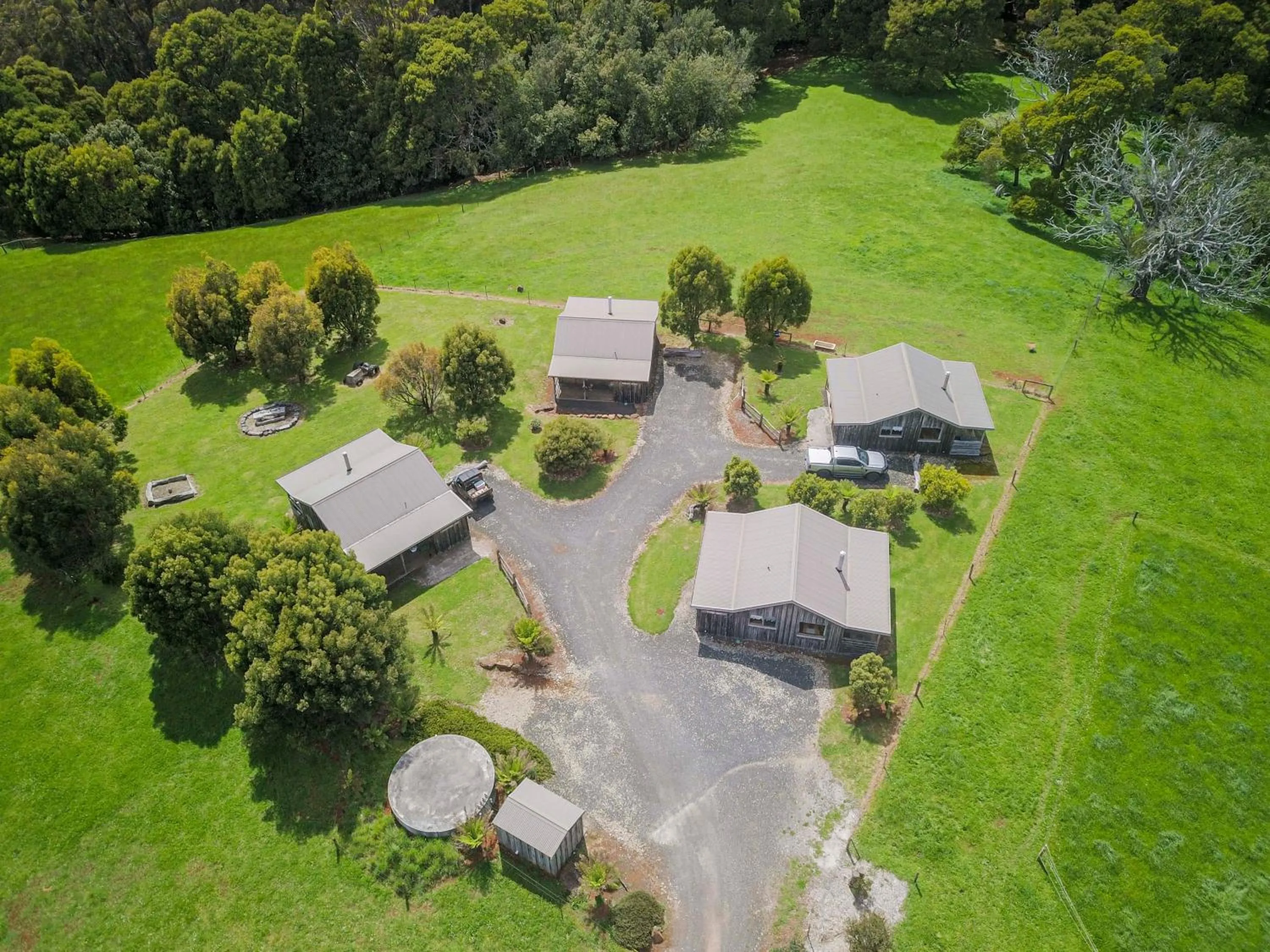 Property building in Rustic Hut Bush Retreat