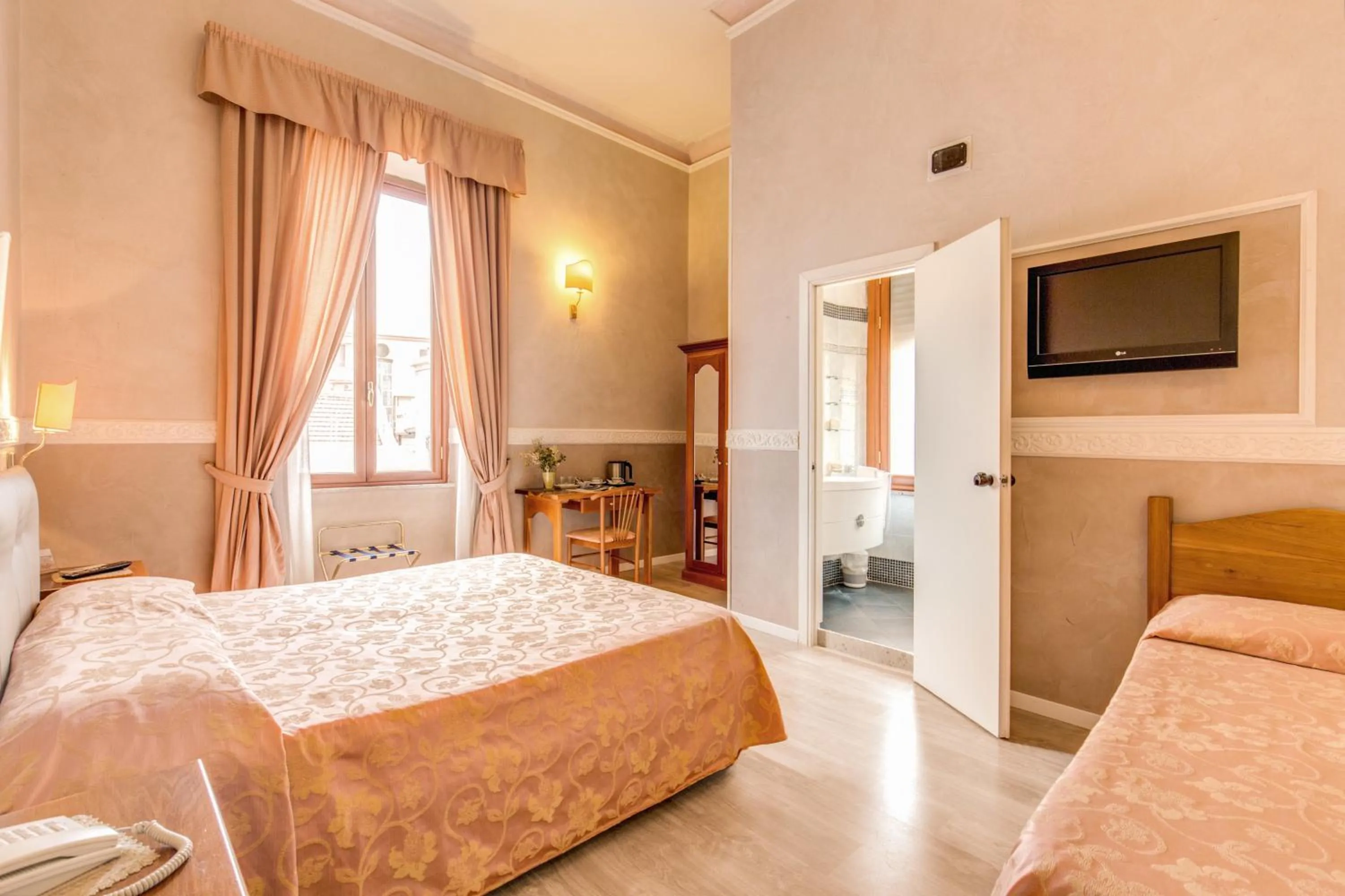 Photo of the whole room, Bed in Hotel Martini