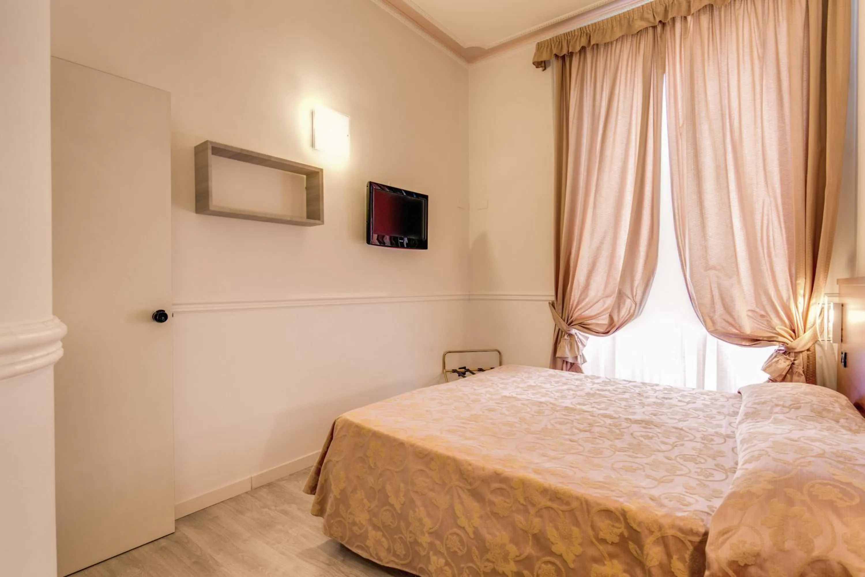 Photo of the whole room, Bed in Hotel Martini