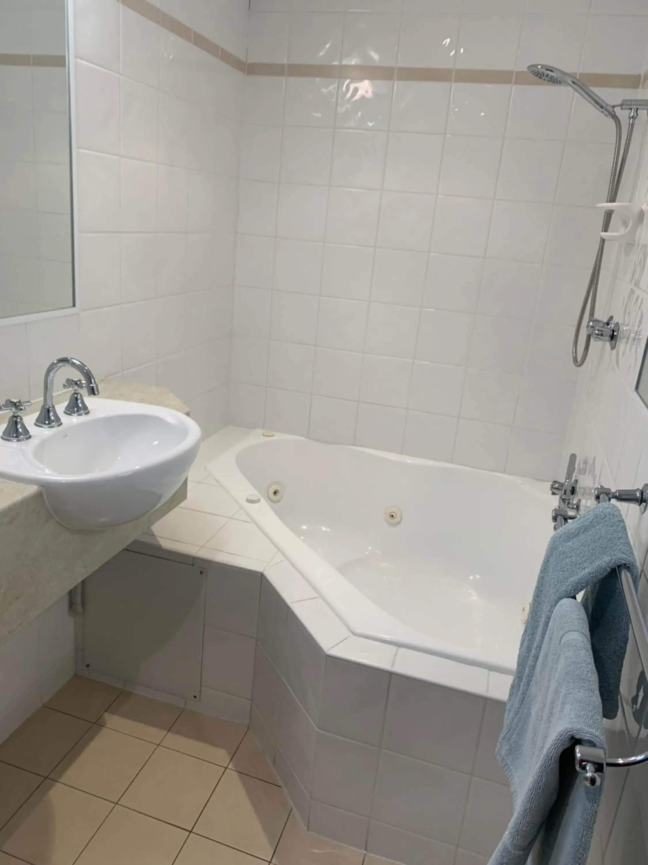 King Room with Spa Bath in LaTrobe Motel Morwell King Room with Spa Bath in LaTrobe Motel Morwell