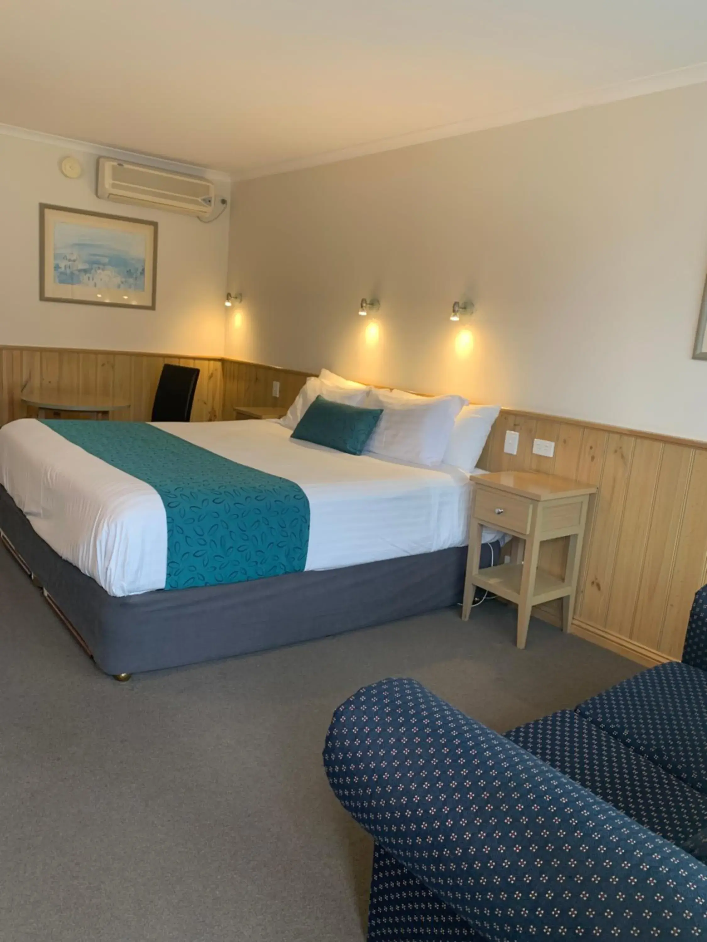 King Room with Spa Bath in LaTrobe Motel Morwell King Room with Spa Bath in LaTrobe Motel Morwell