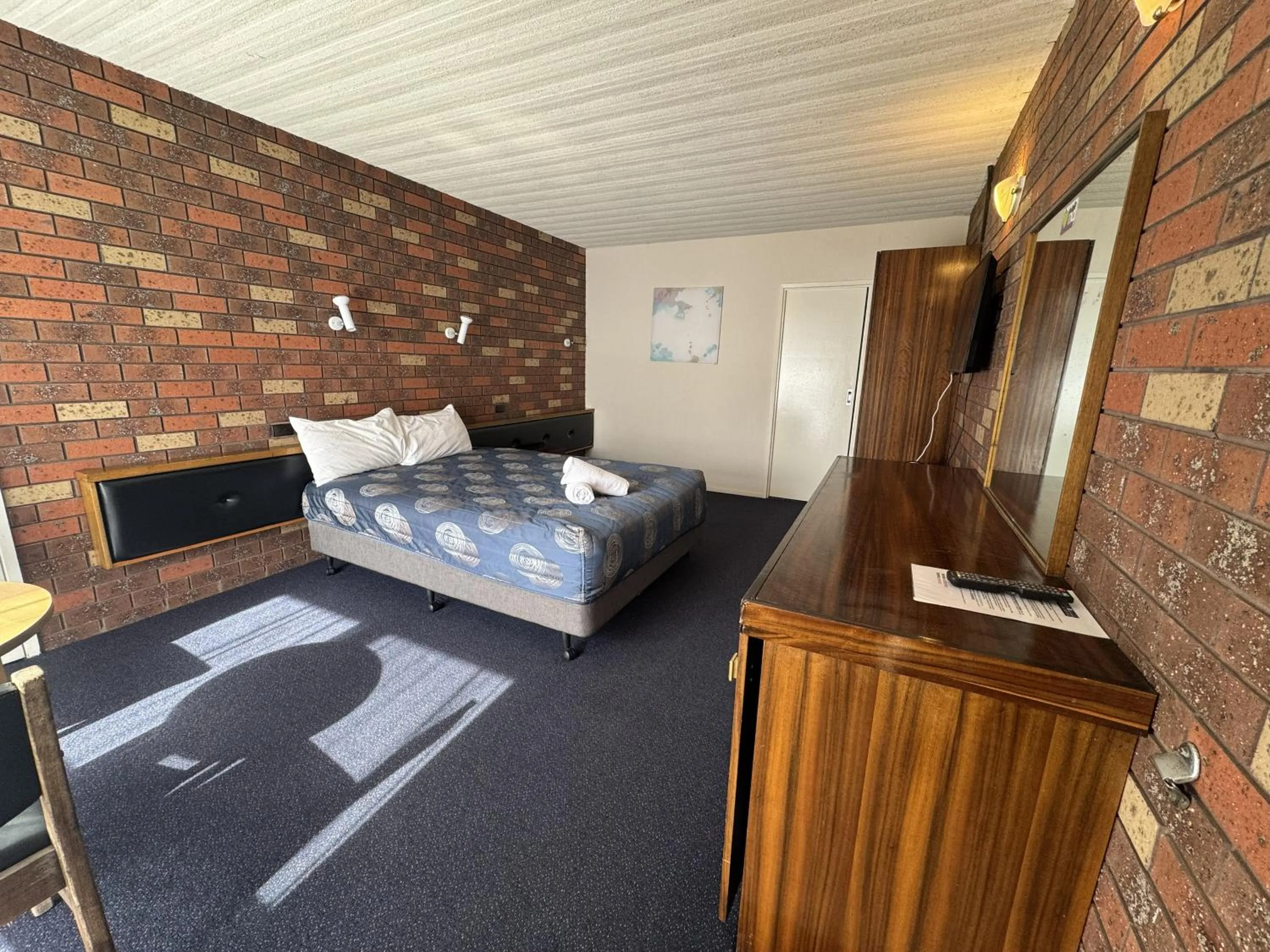 Bedroom, Bed in LaTrobe Motel Morwell