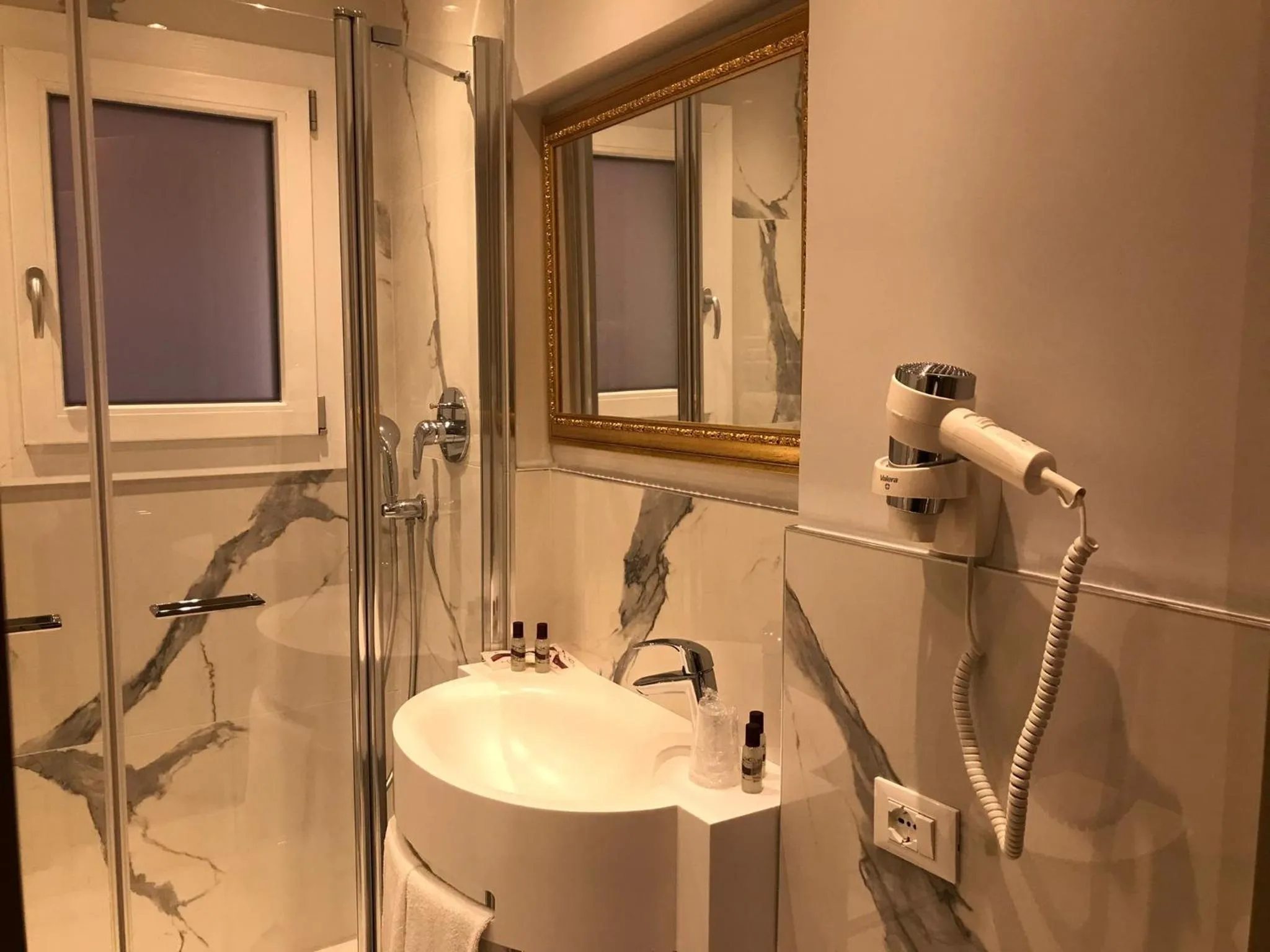 Bathroom in Cà Dell'Arte Palace