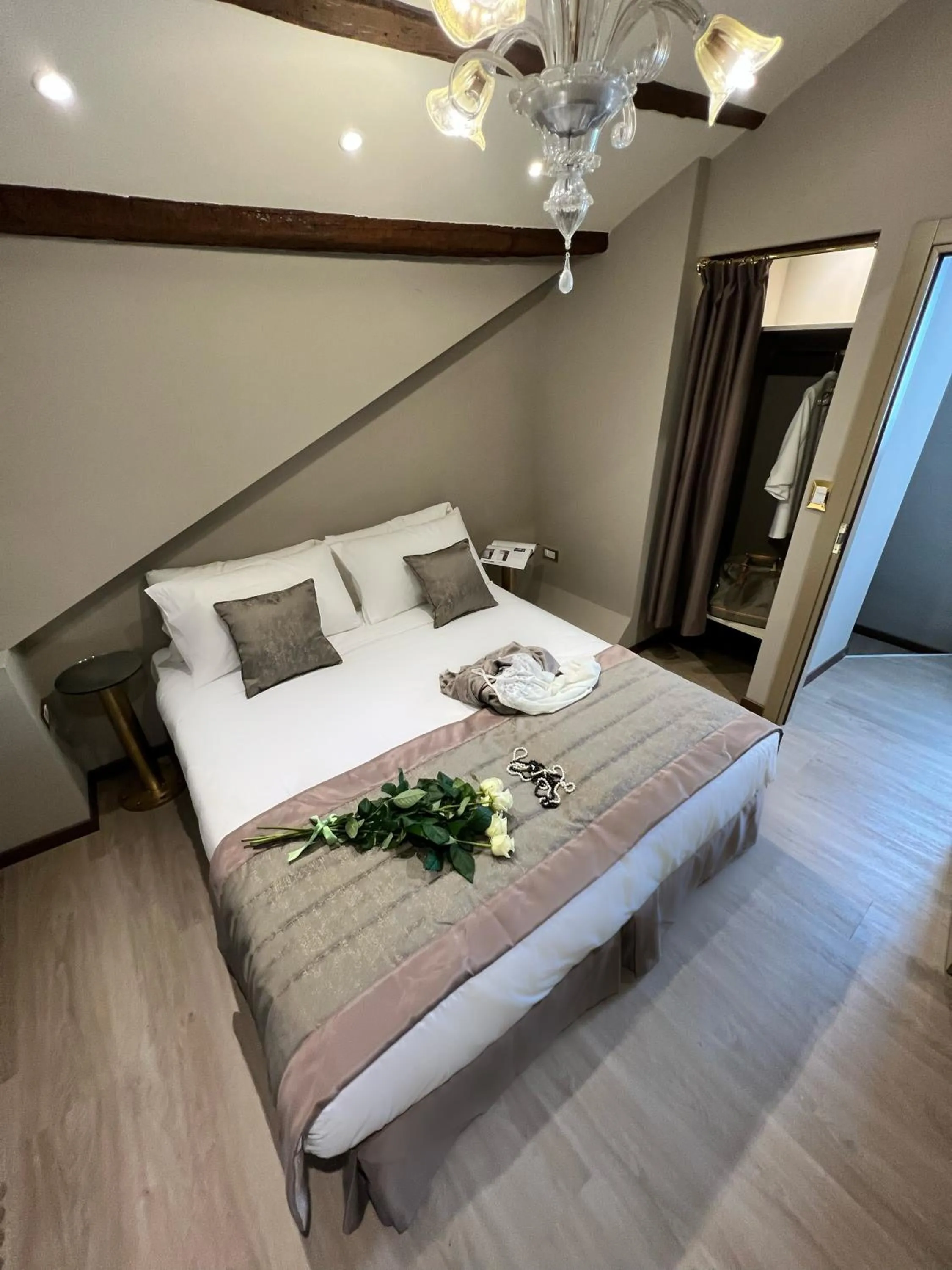 Photo of the whole room, Bed in Cà Dell'Arte Palace