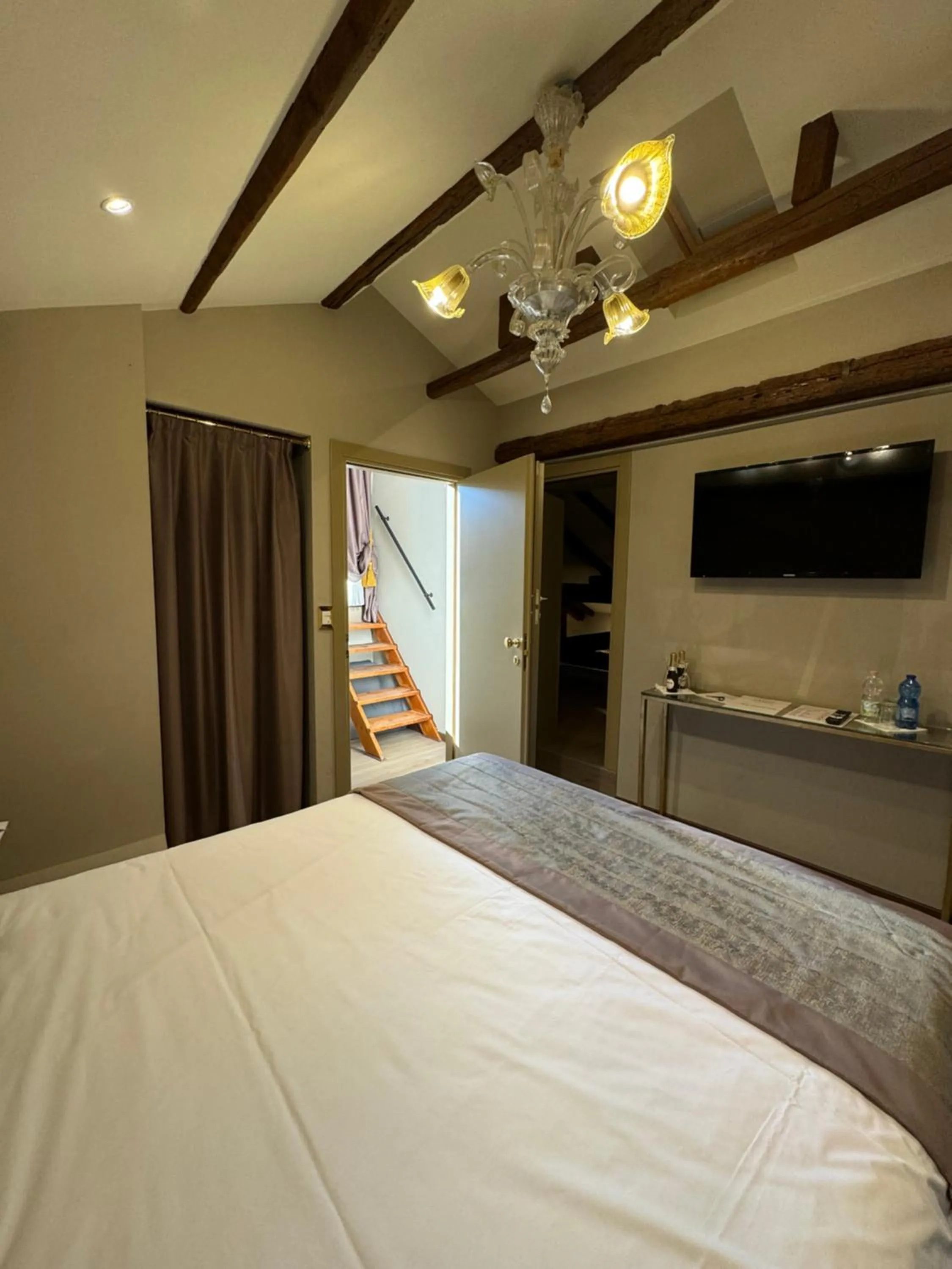 Photo of the whole room, Bed in Cà Dell'Arte Palace