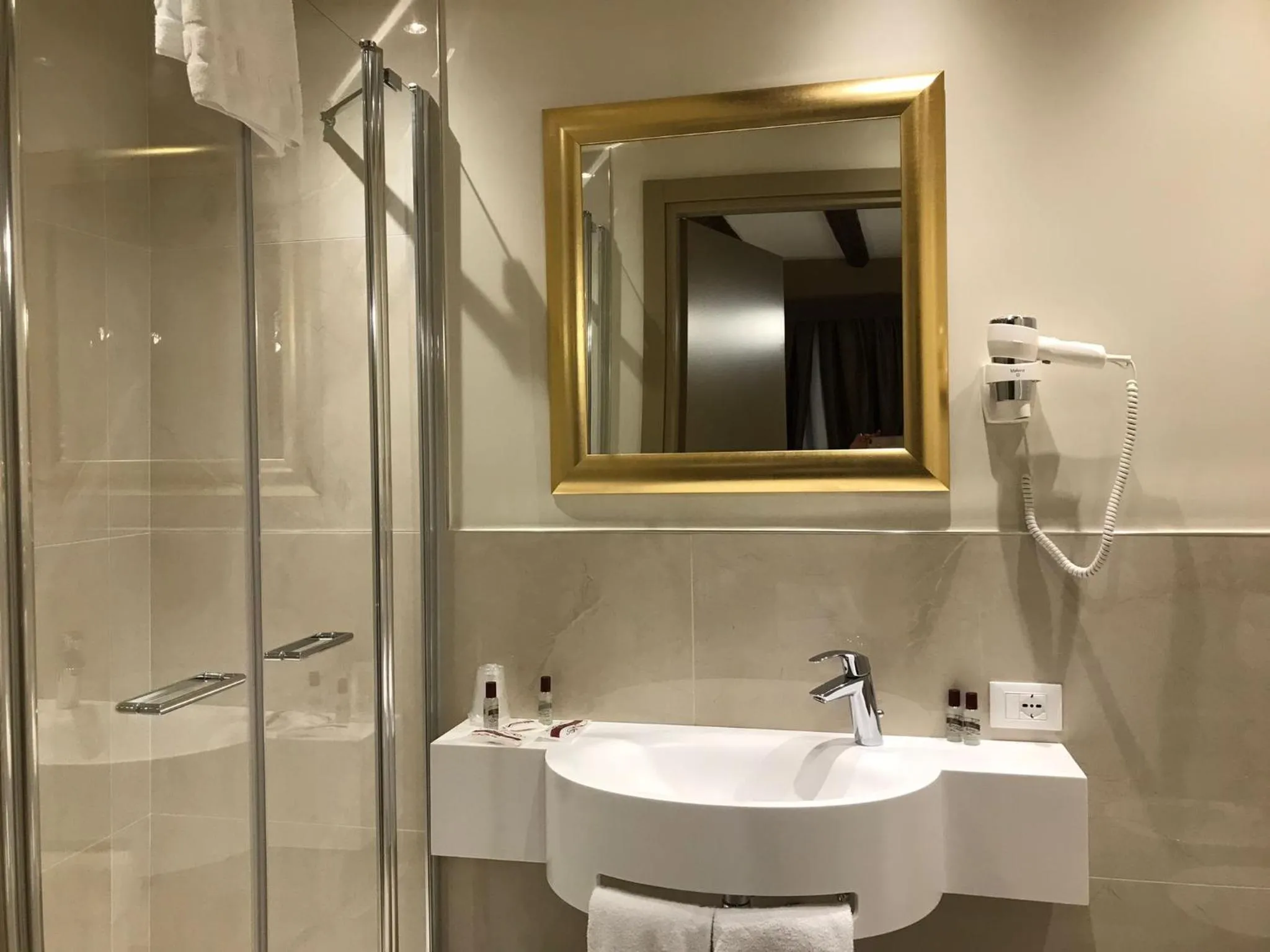 Bathroom in Cà Dell'Arte Palace