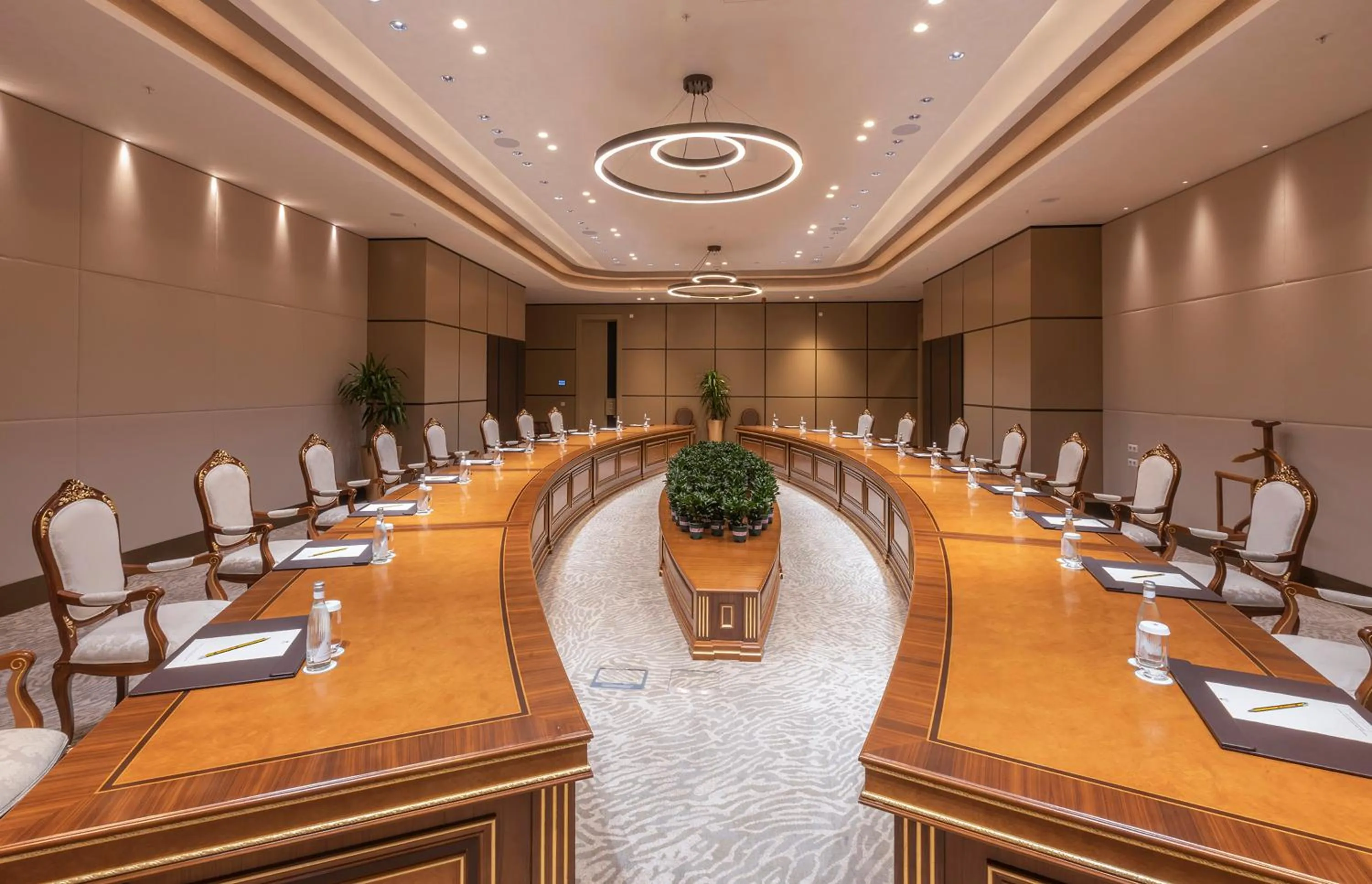 Meeting/conference room in Silk Road by Minyoun
