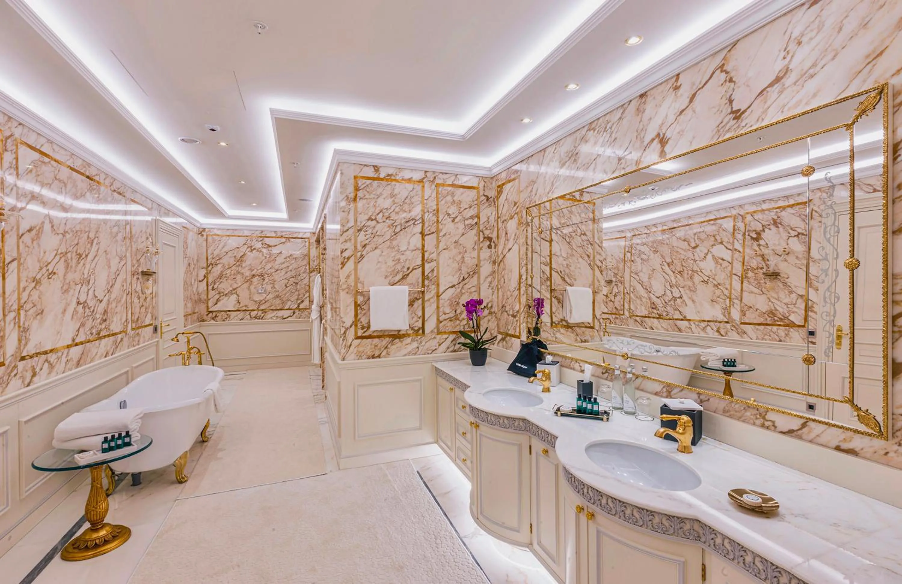 Shower in Silk Road by Minyoun