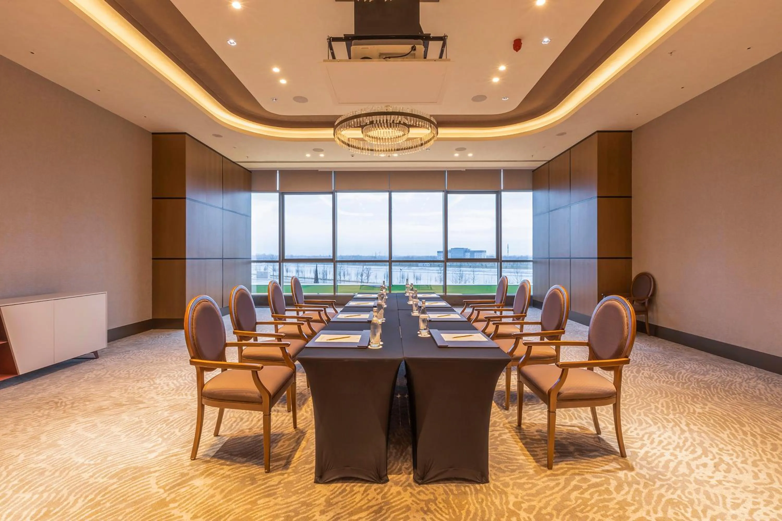 Meeting/conference room in Silk Road by Minyoun