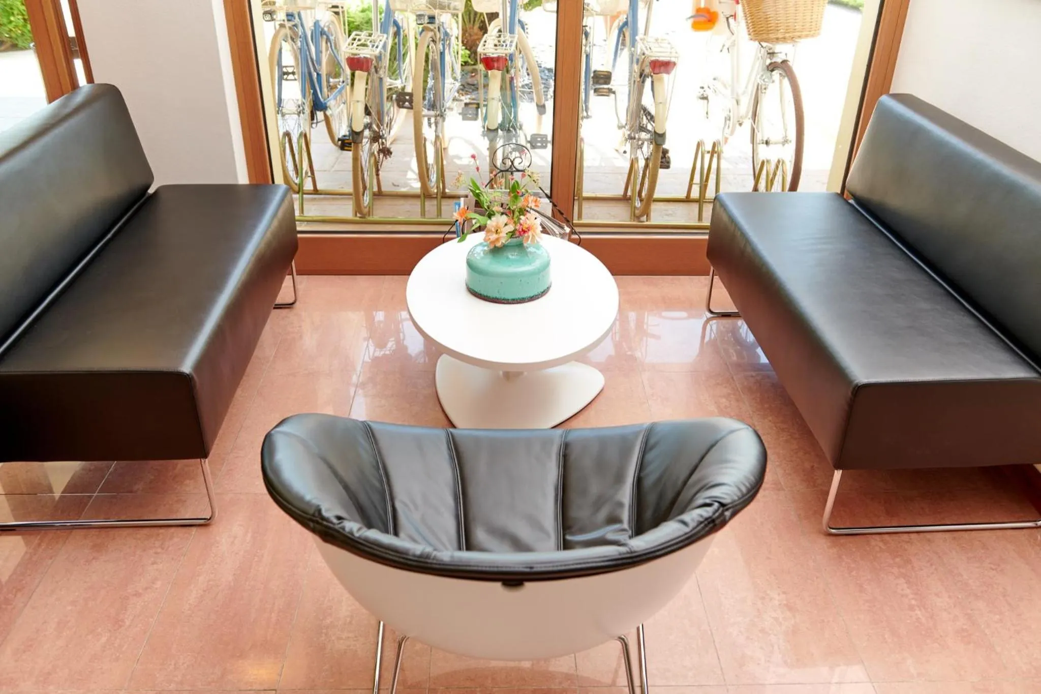 Communal lounge/ TV room in Eco Hotel Benacus