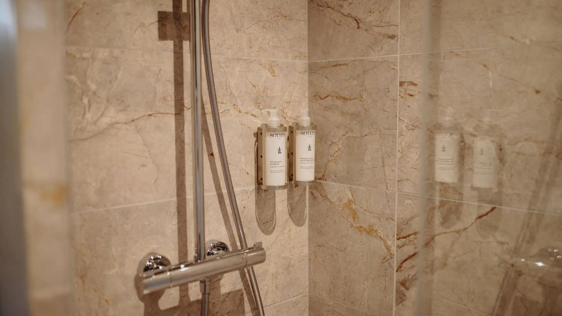 Bathroom in Keystone Hôtel & Spa