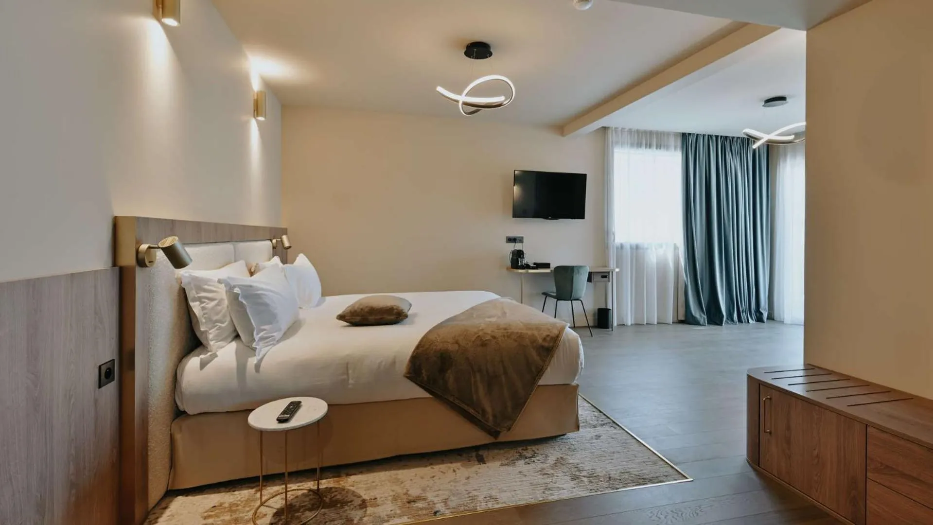 Shower, Bed in Keystone Hôtel & Spa