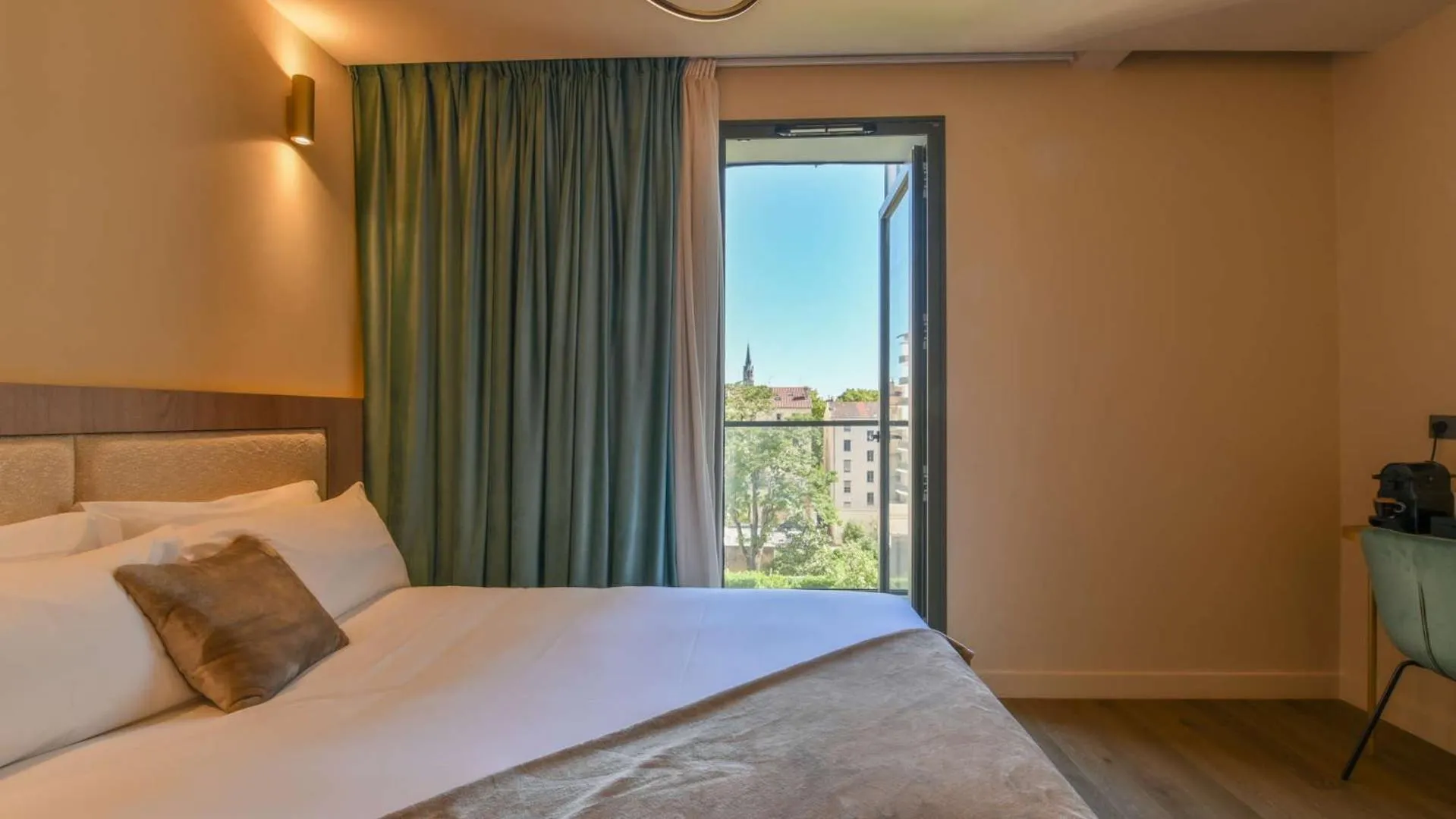 View (from property/room), Bed in Keystone Hôtel & Spa