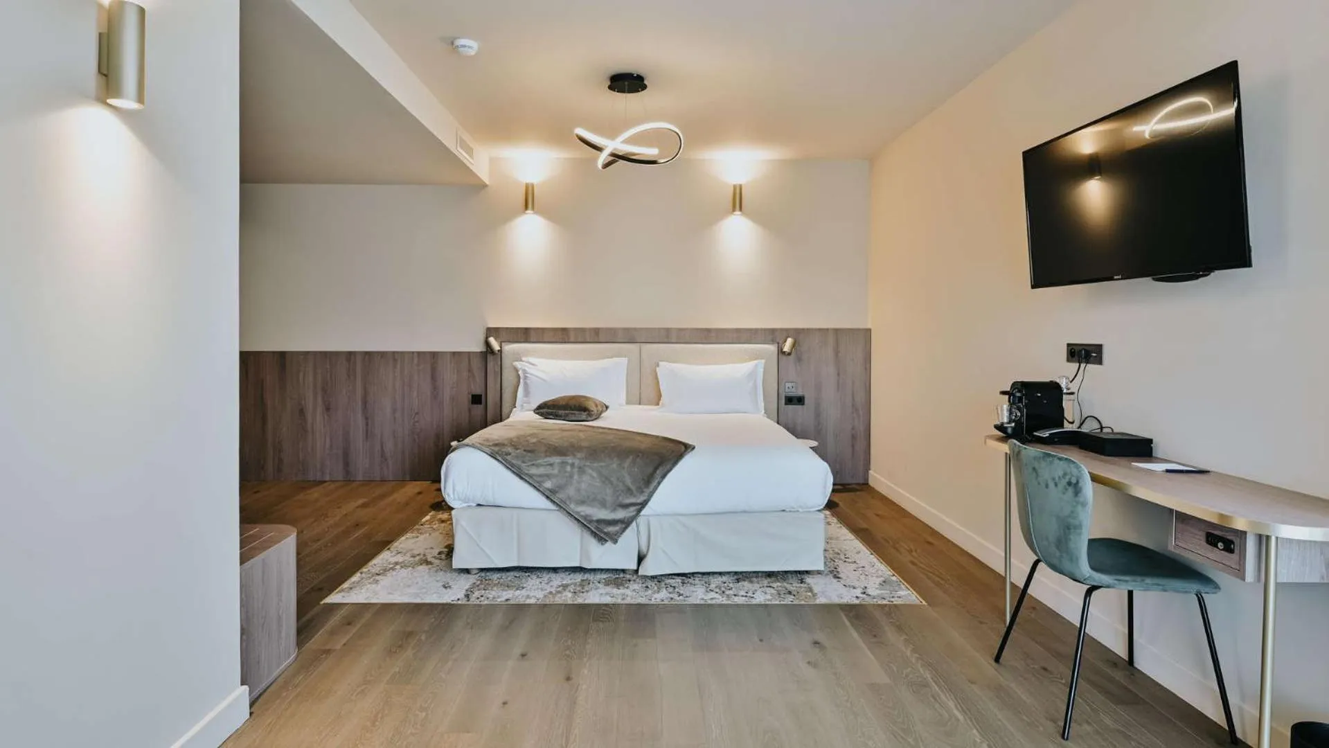 Shower, Bed in Keystone Hôtel & Spa