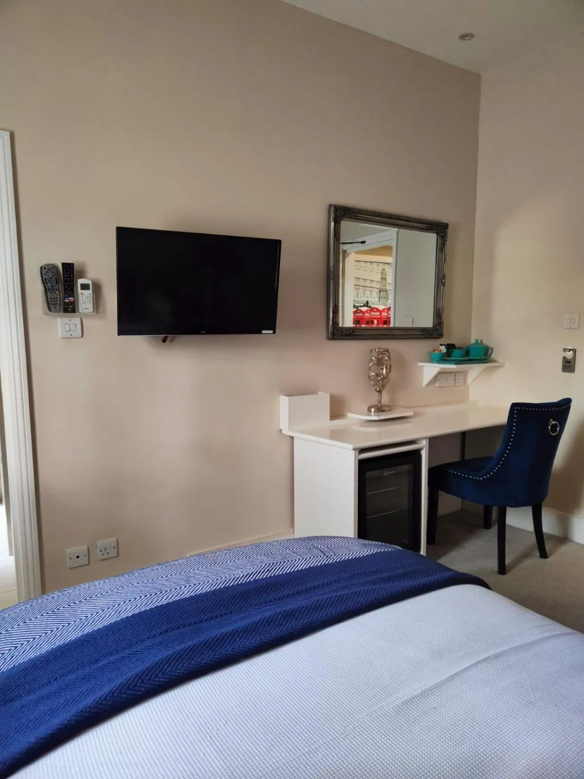 Communal lounge/ TV room, Bed in St Johns Boutique Hotel