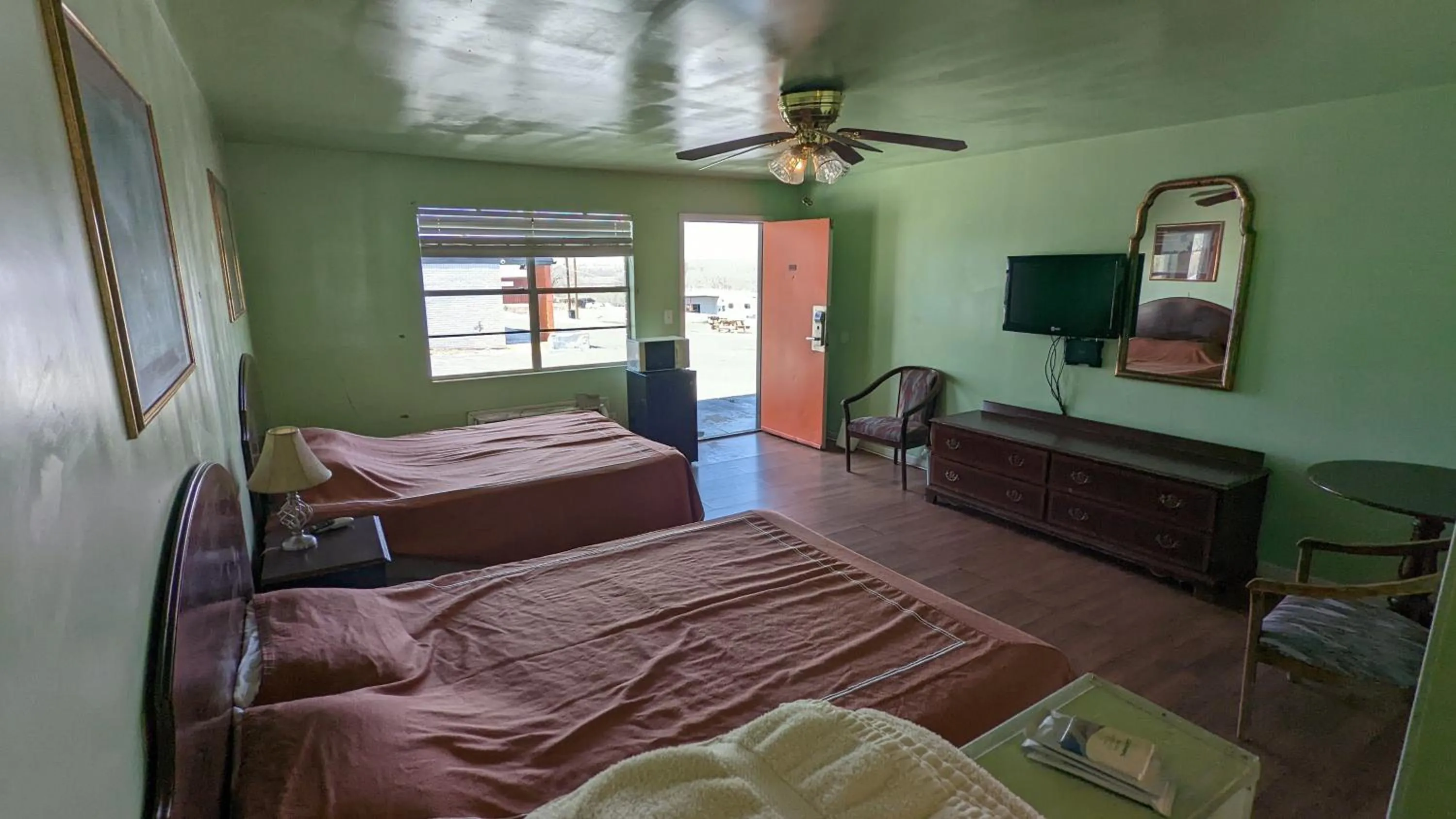 Photo of the whole room, Bed in Canadian Inn