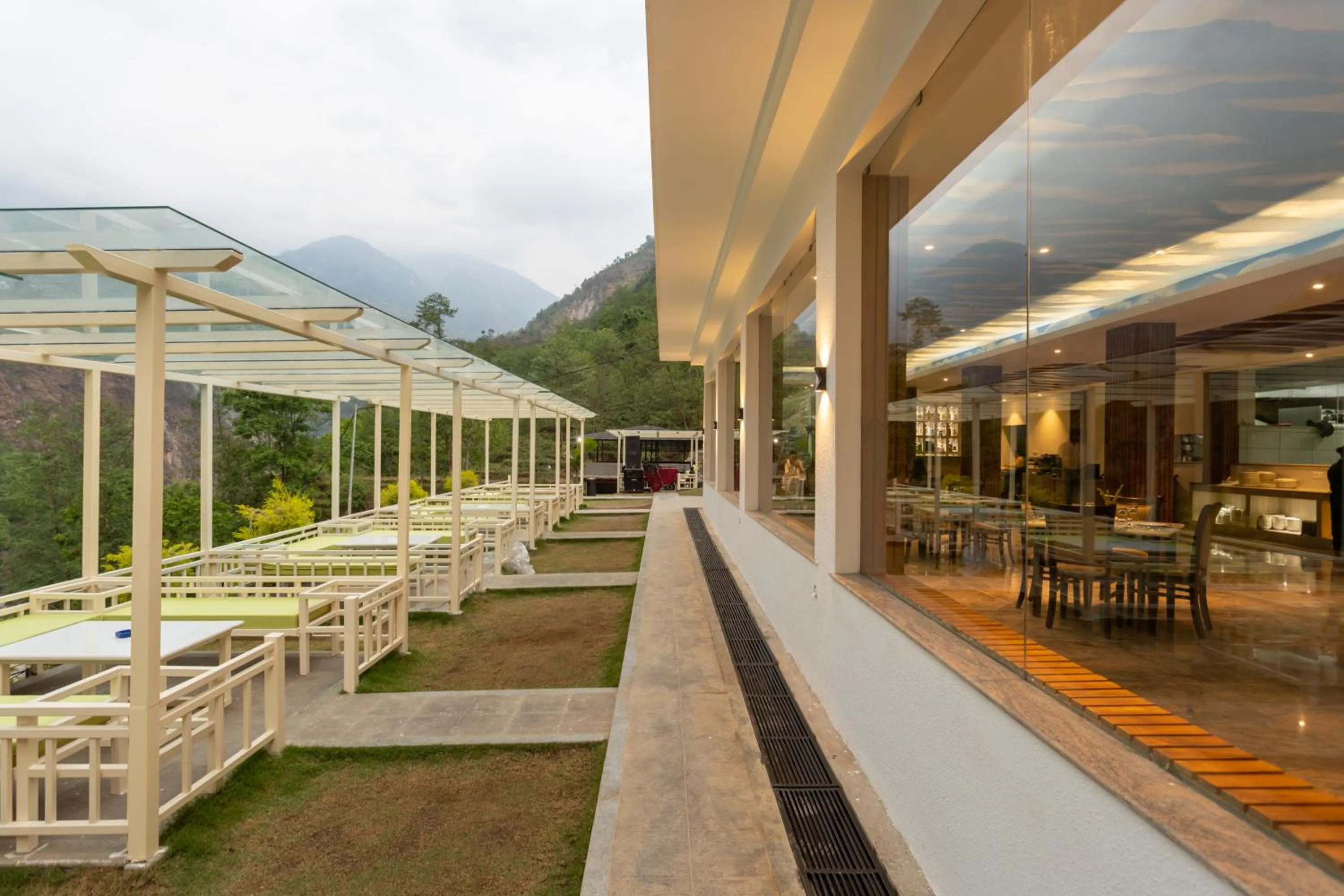 Restaurant/places to eat in Bhotekoshi Heli Resort