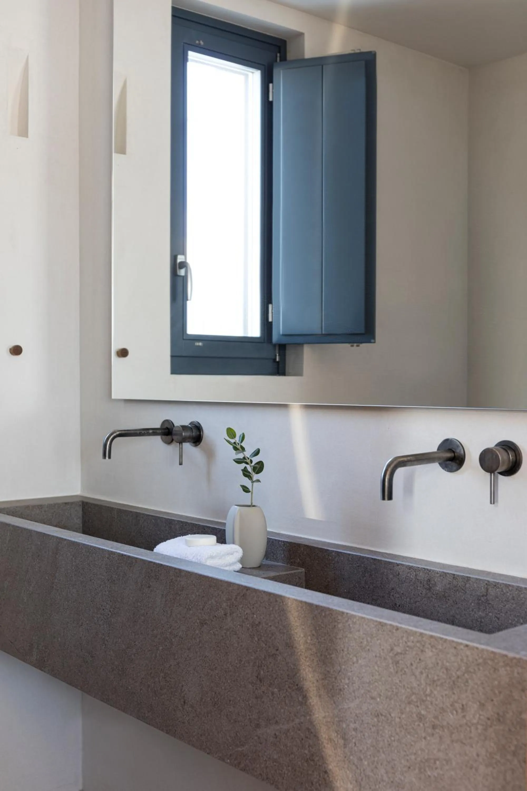 Bathroom in Phos Milos