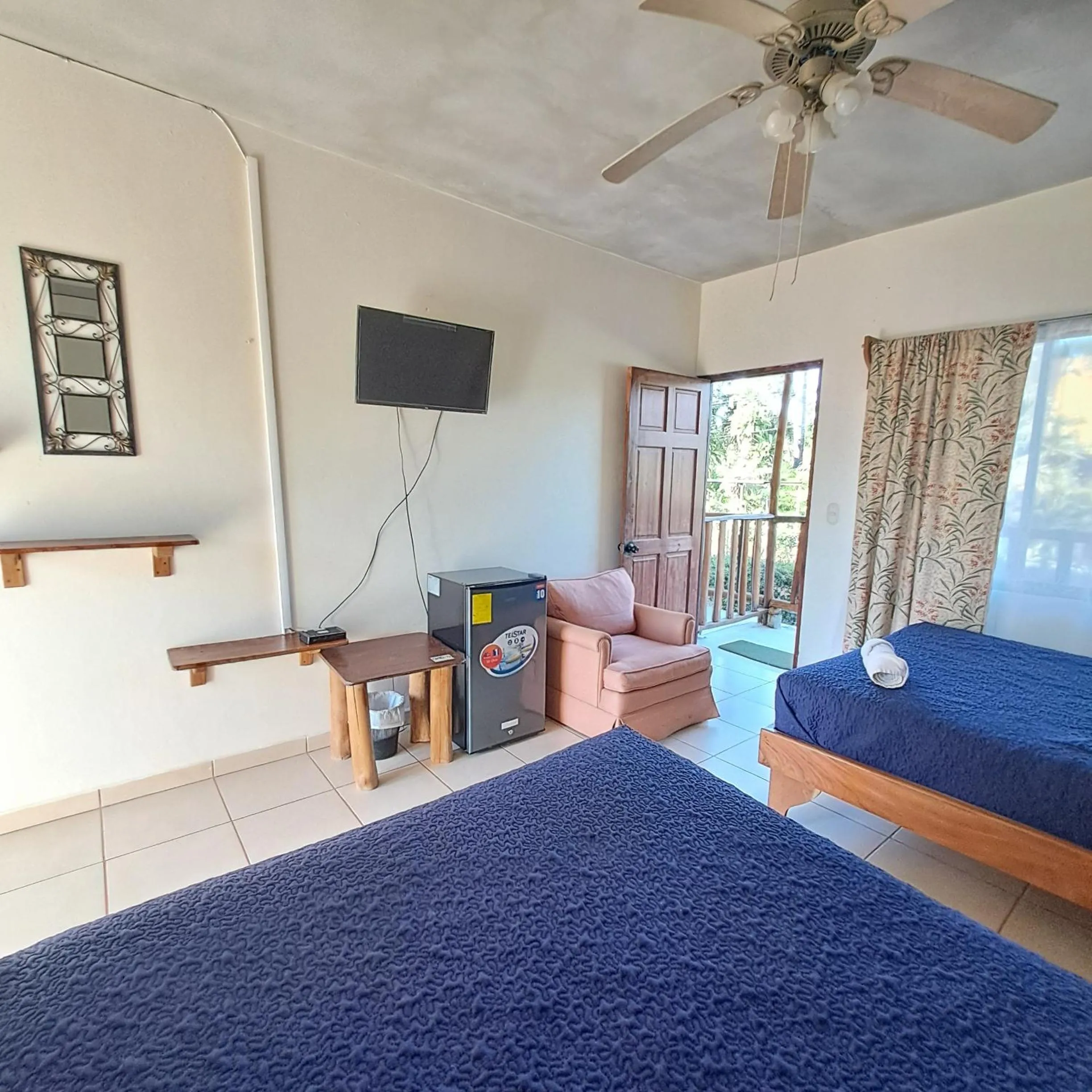 Photo of the whole room, Bed in Georgi, Junquillal