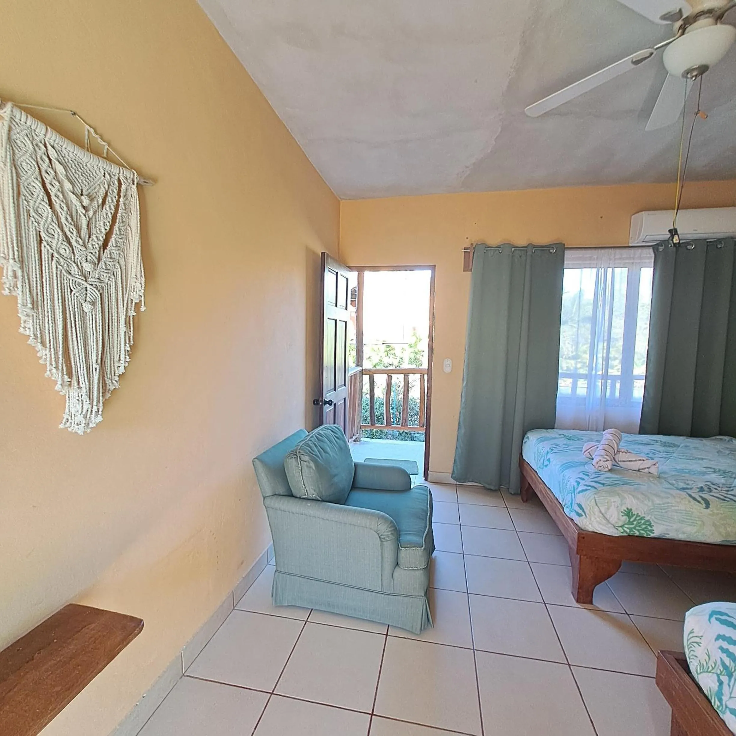 Photo of the whole room, Bed in Georgi, Junquillal