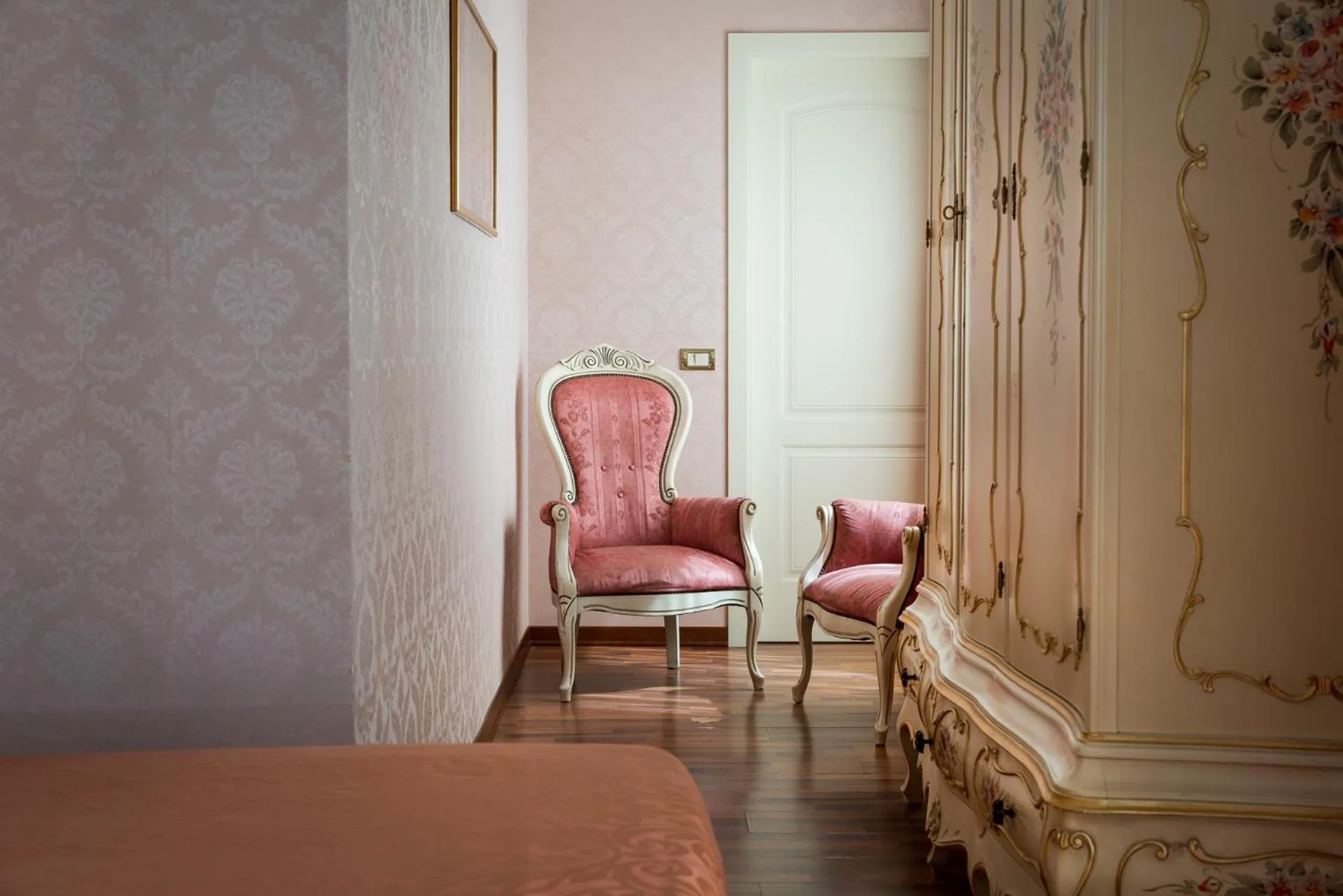 hair dresser, Bed in Hotel President