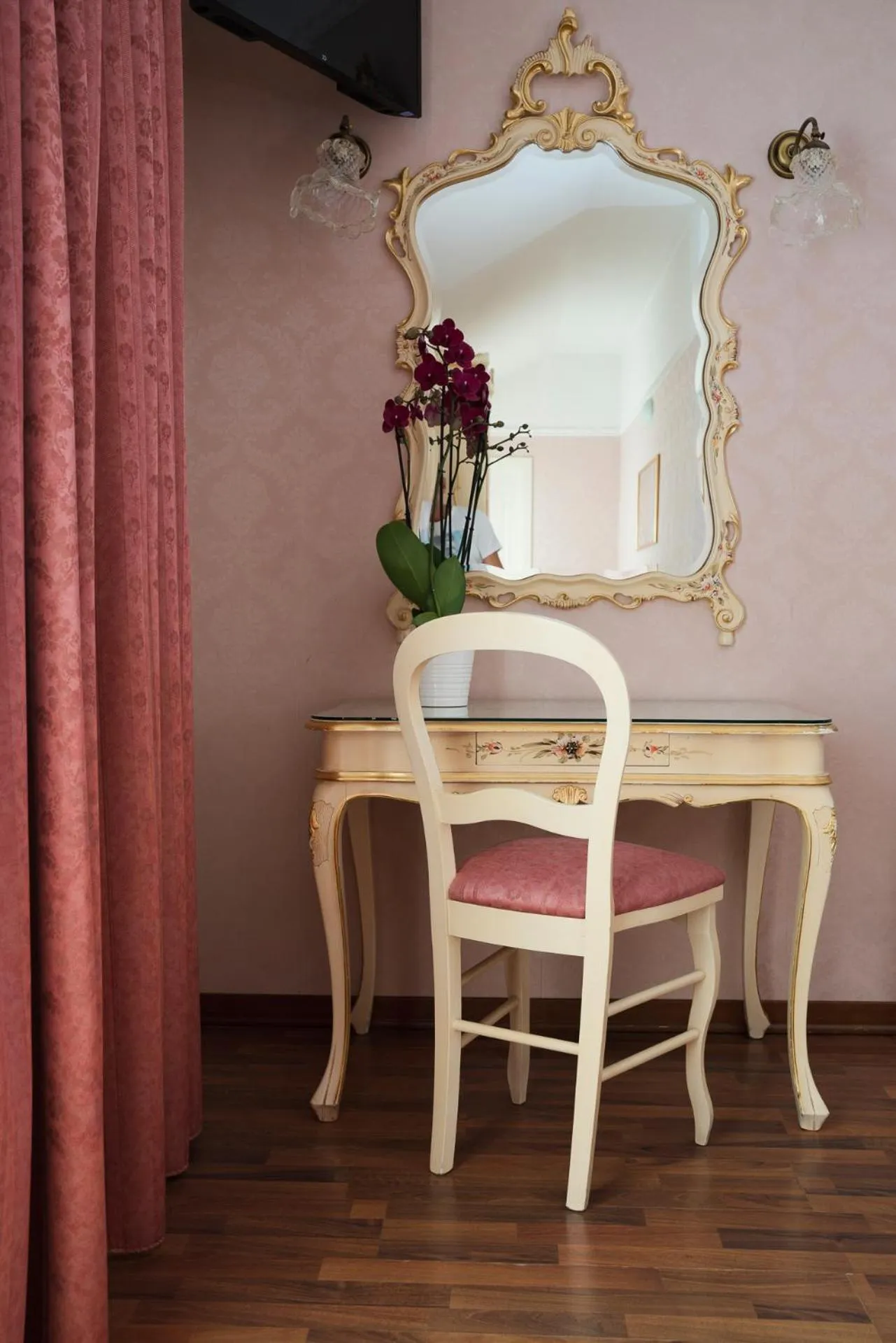 hair dresser in Hotel President