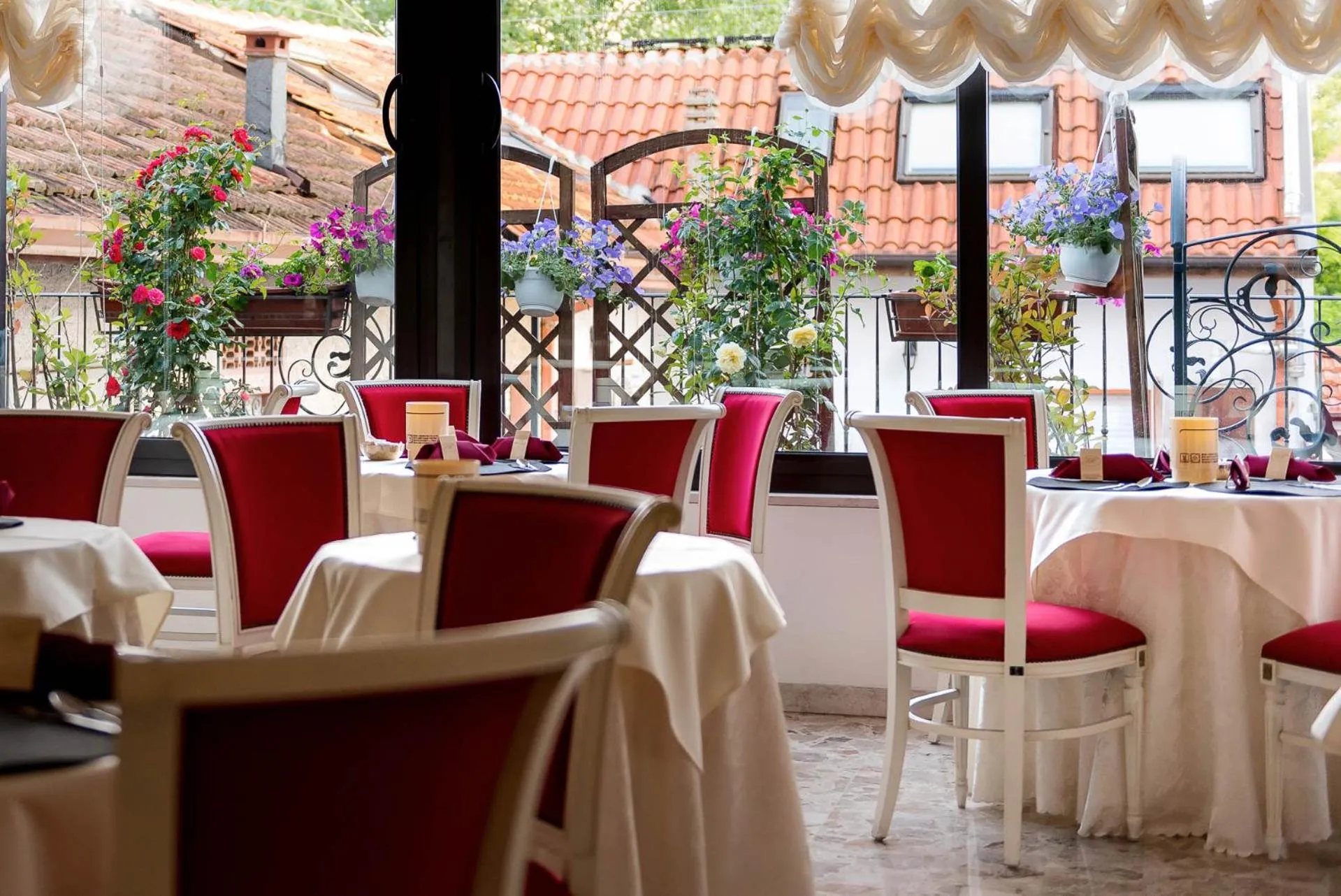 Restaurant/places to eat in Hotel President