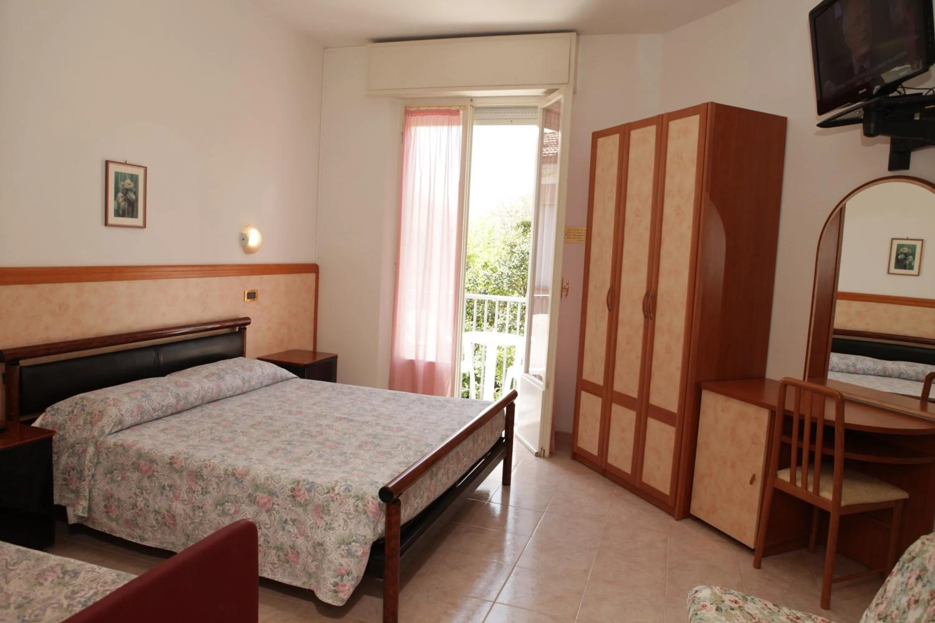 Photo of the whole room in Hotel Parigi