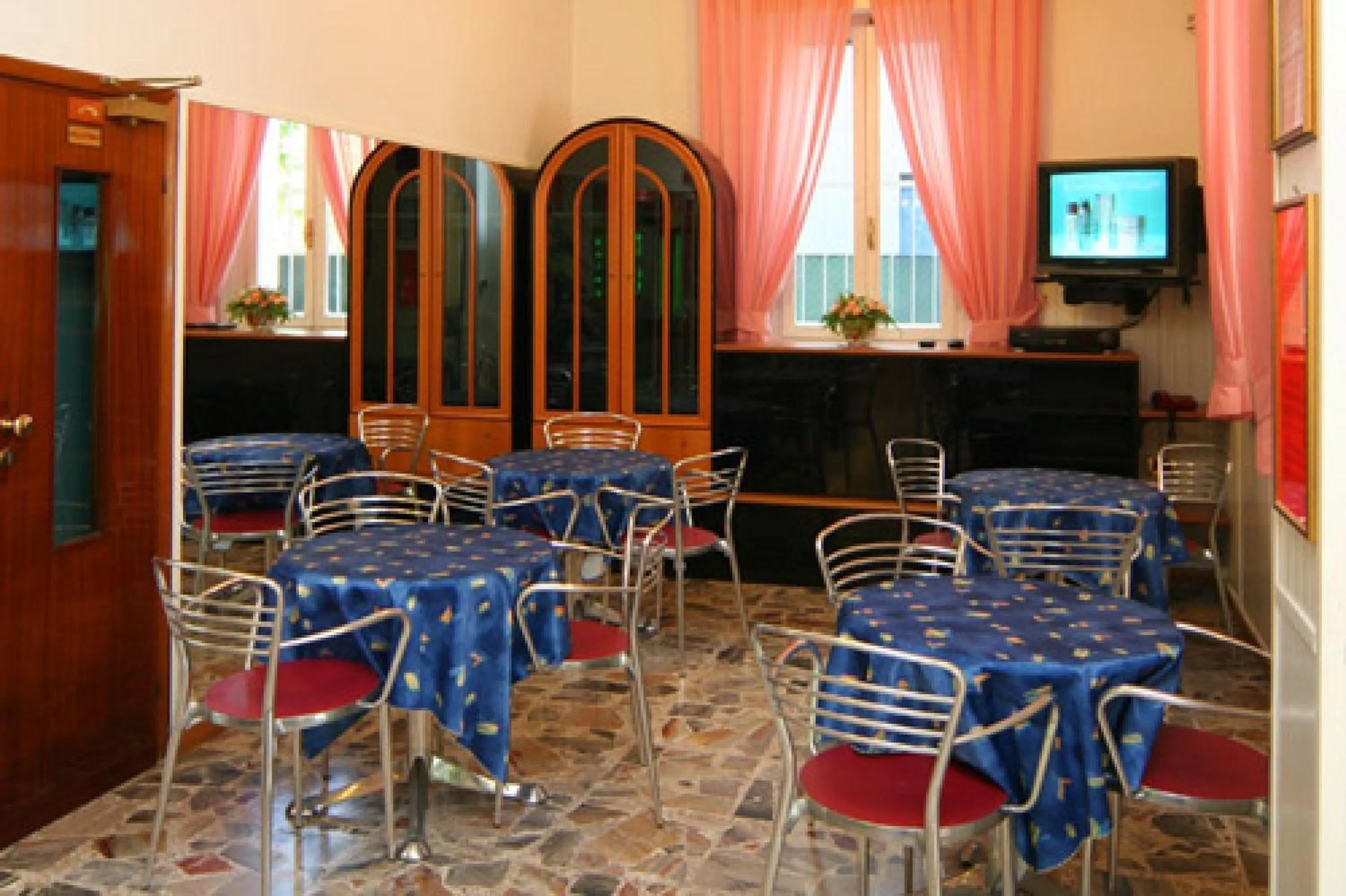 Restaurant/places to eat in Hotel Parigi