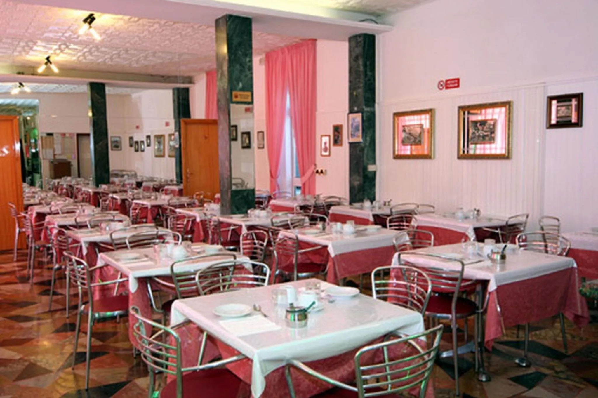 Restaurant/places to eat in Hotel Parigi